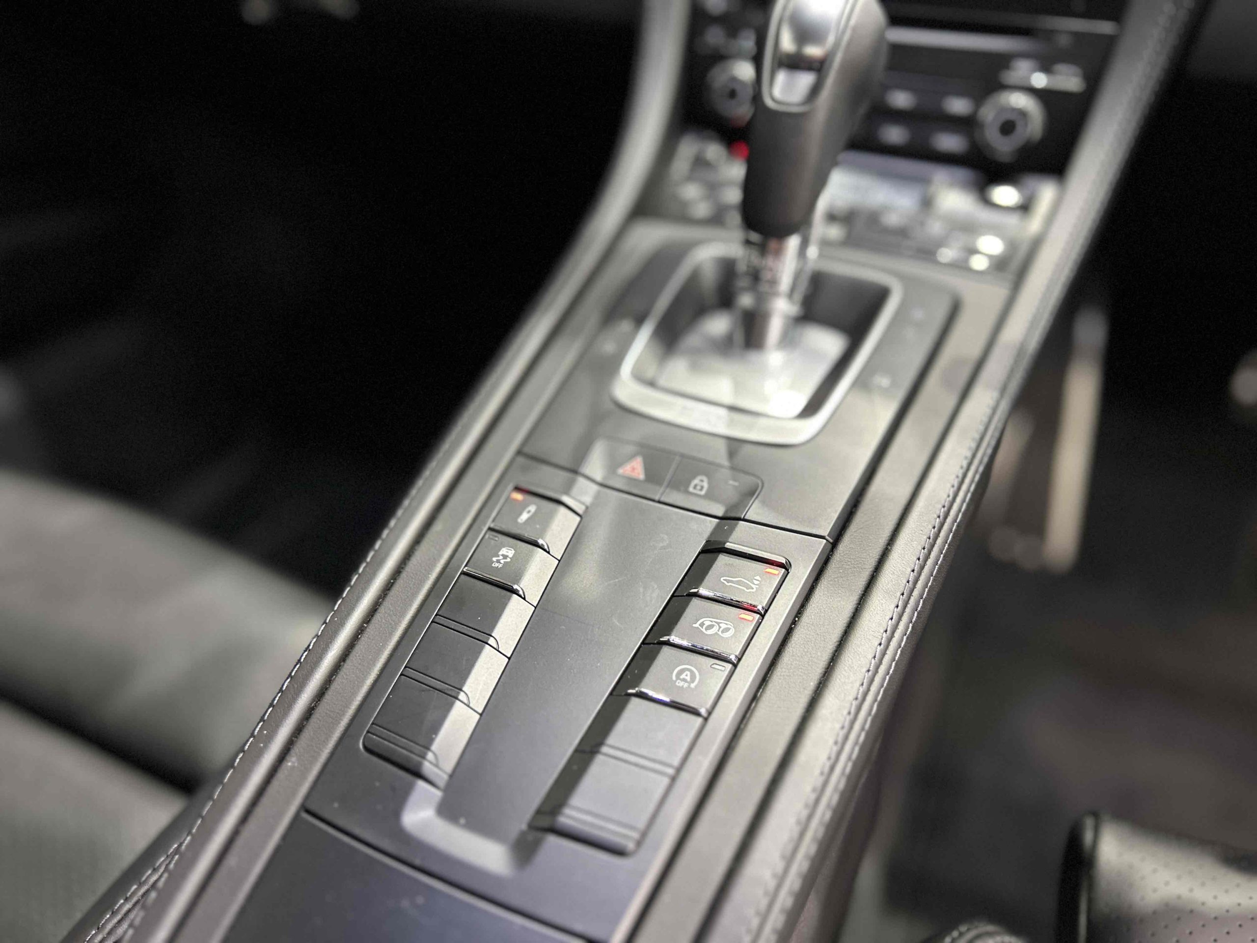 ★ポルシェ718ケイマンGTS4.0（Type982）PDK<br>ブラックレザーインテリア<br>ブラックレザートリム<br>18wayスポーツシートプラス<br>ブレーキキャリパー(ハイグロスブラック塗装)