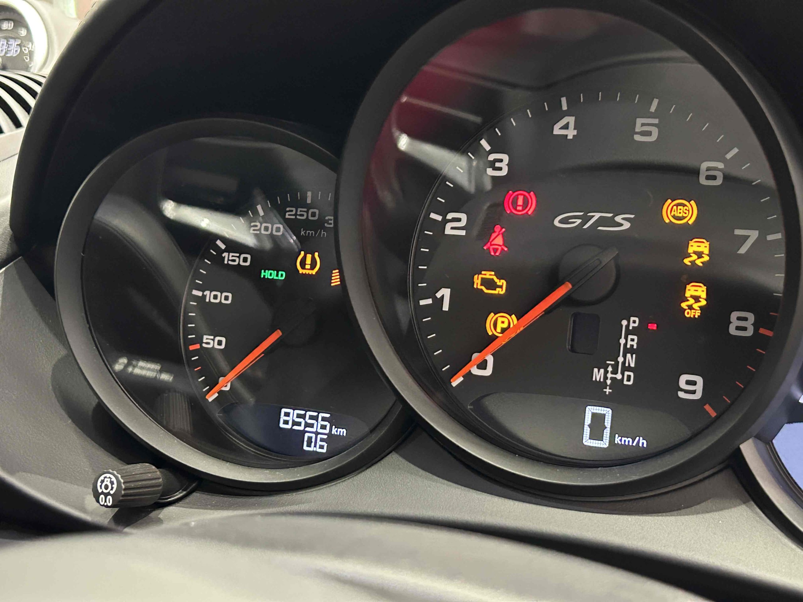 ポルシェ718ケイマンGTS4.0（Type982）PDK<br>ブラックレザーインテリア<br>ブラックレザートリム<br>18wayスポーツシートプラス<br>ブレーキキャリパー(ハイグロスブラック塗装)