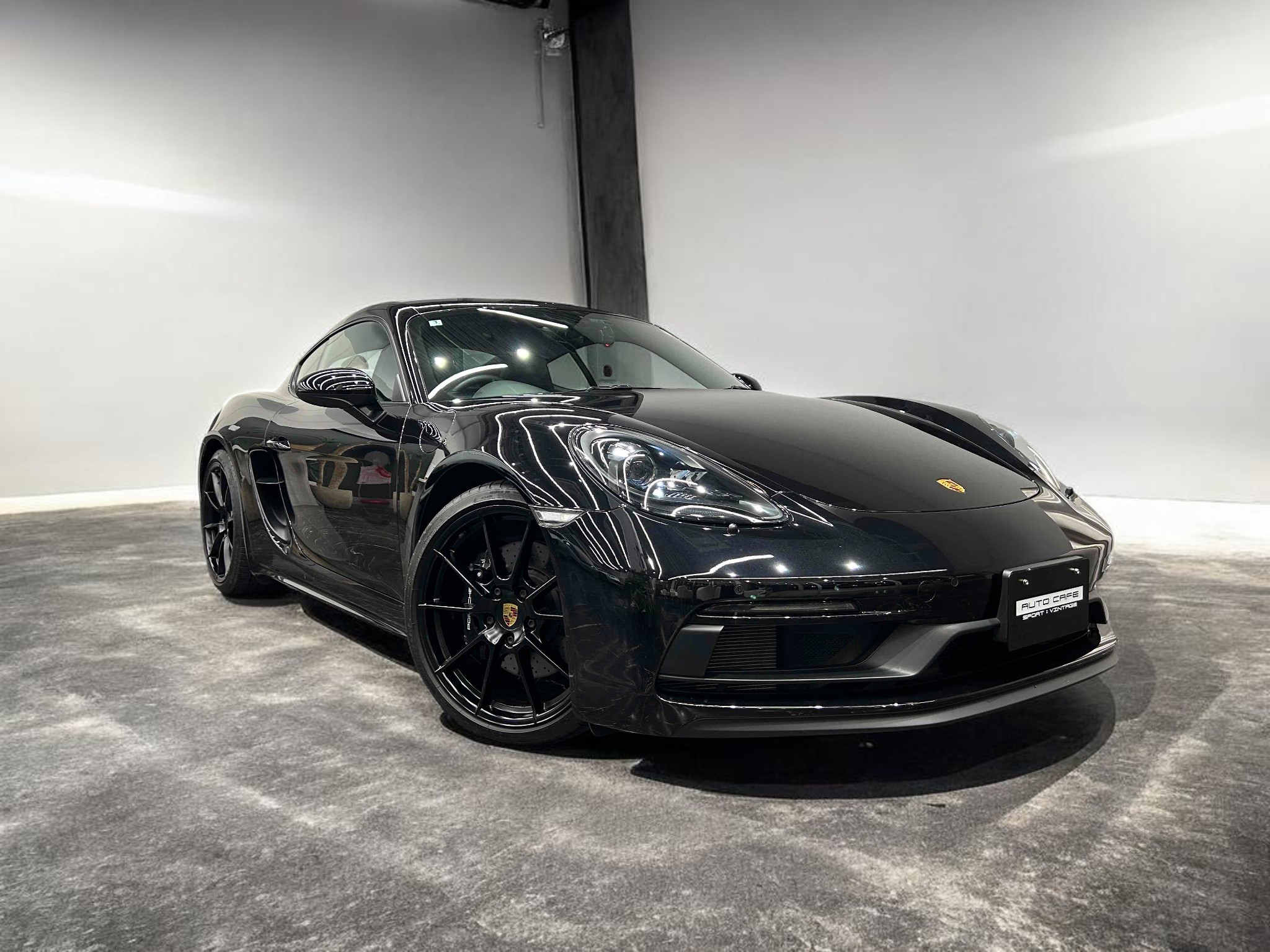 ポルシェ718ケイマンGTS4.0（Type982）PDK<br>ブラックレザーインテリア<br>ブラックレザートリム<br>18wayスポーツシートプラス<br>ブレーキキャリパー(ハイグロスブラック塗装)