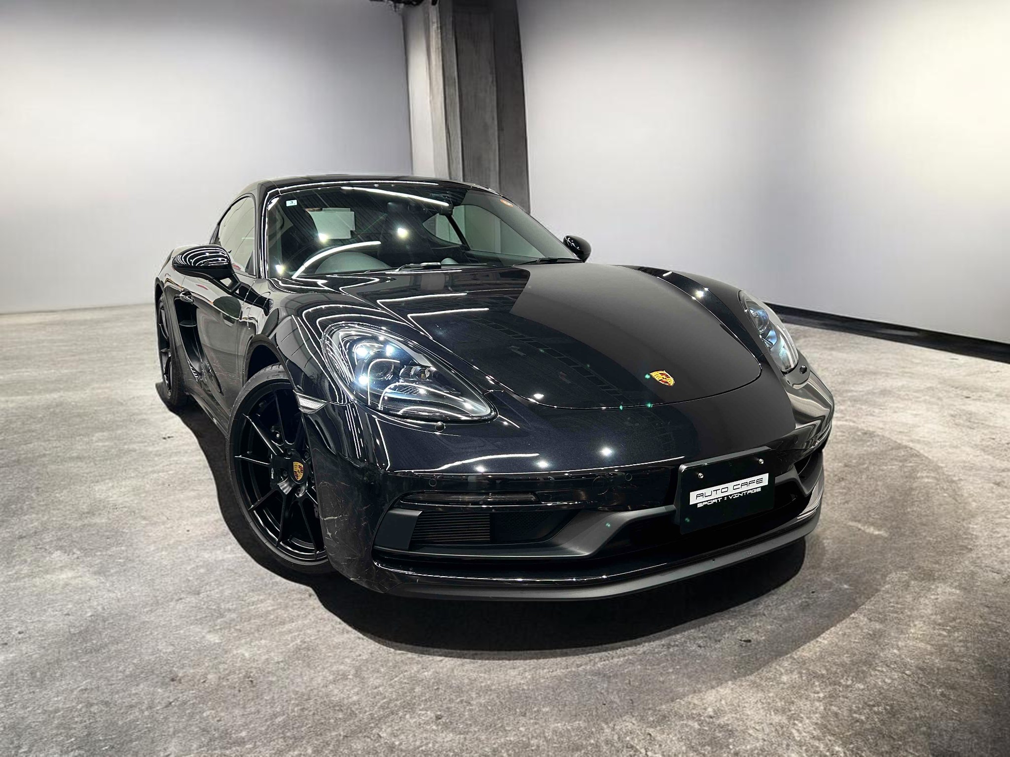 ポルシェ718ケイマンGTS4.0（Type982）PDK<br>ブラックレザーインテリア<br>ブラックレザートリム<br>18wayスポーツシートプラス<br>ブレーキキャリパー(ハイグロスブラック塗装)