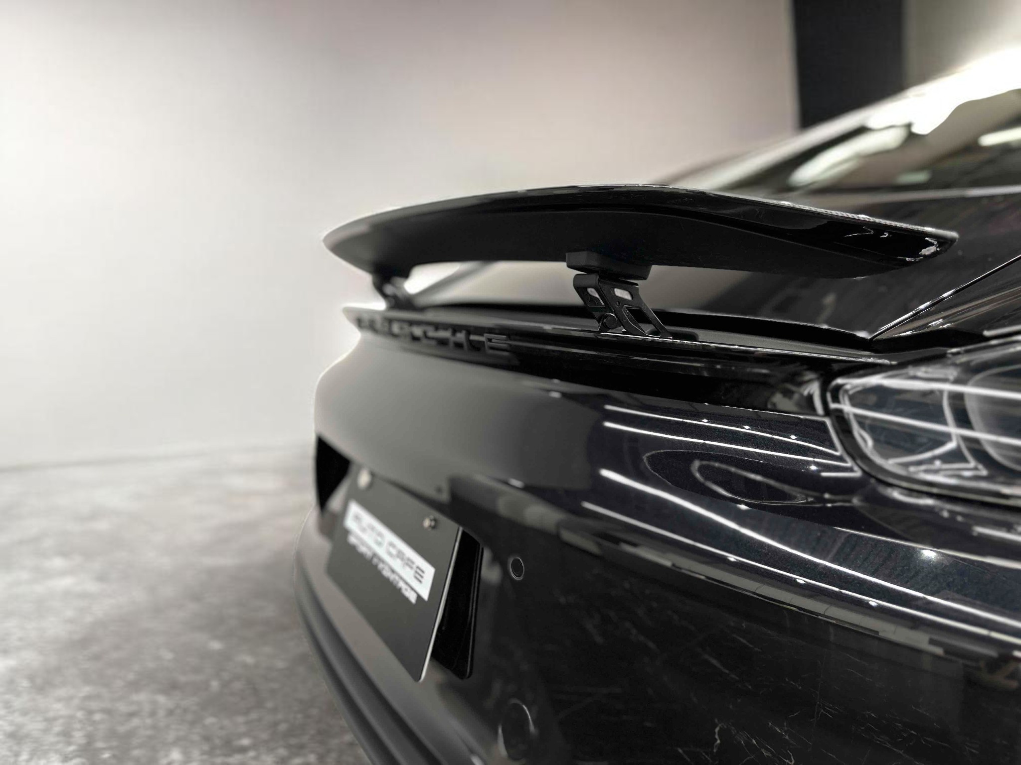 ポルシェ718ケイマンGTS4.0（Type982）PDK<br>ブラックレザーインテリア<br>ブラックレザートリム<br>18wayスポーツシートプラス<br>ブレーキキャリパー(ハイグロスブラック塗装)