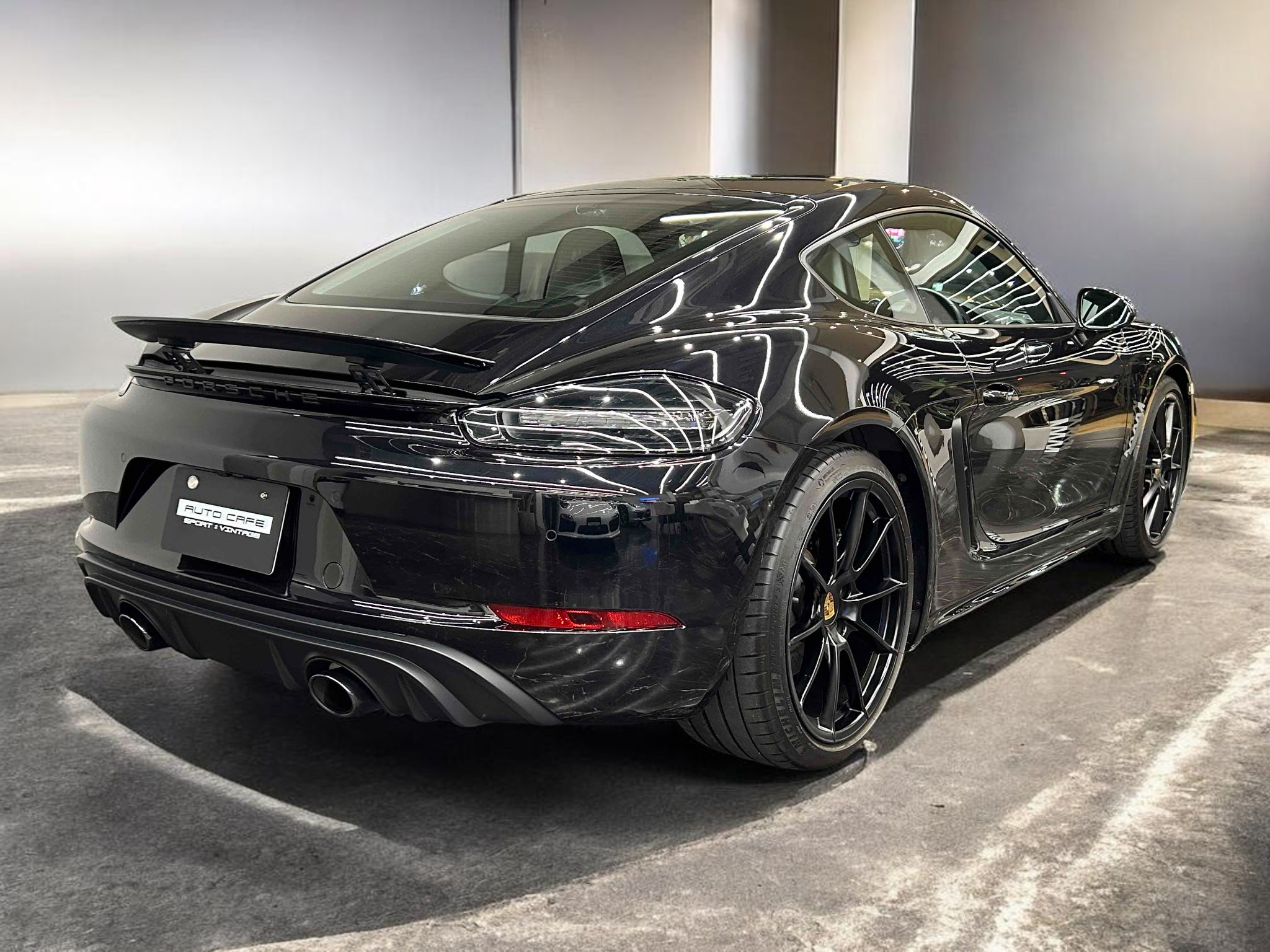 ポルシェ718ケイマンGTS4.0（Type982）PDK<br>ブラックレザーインテリア<br>ブラックレザートリム<br>18wayスポーツシートプラス<br>ブレーキキャリパー(ハイグロスブラック塗装)