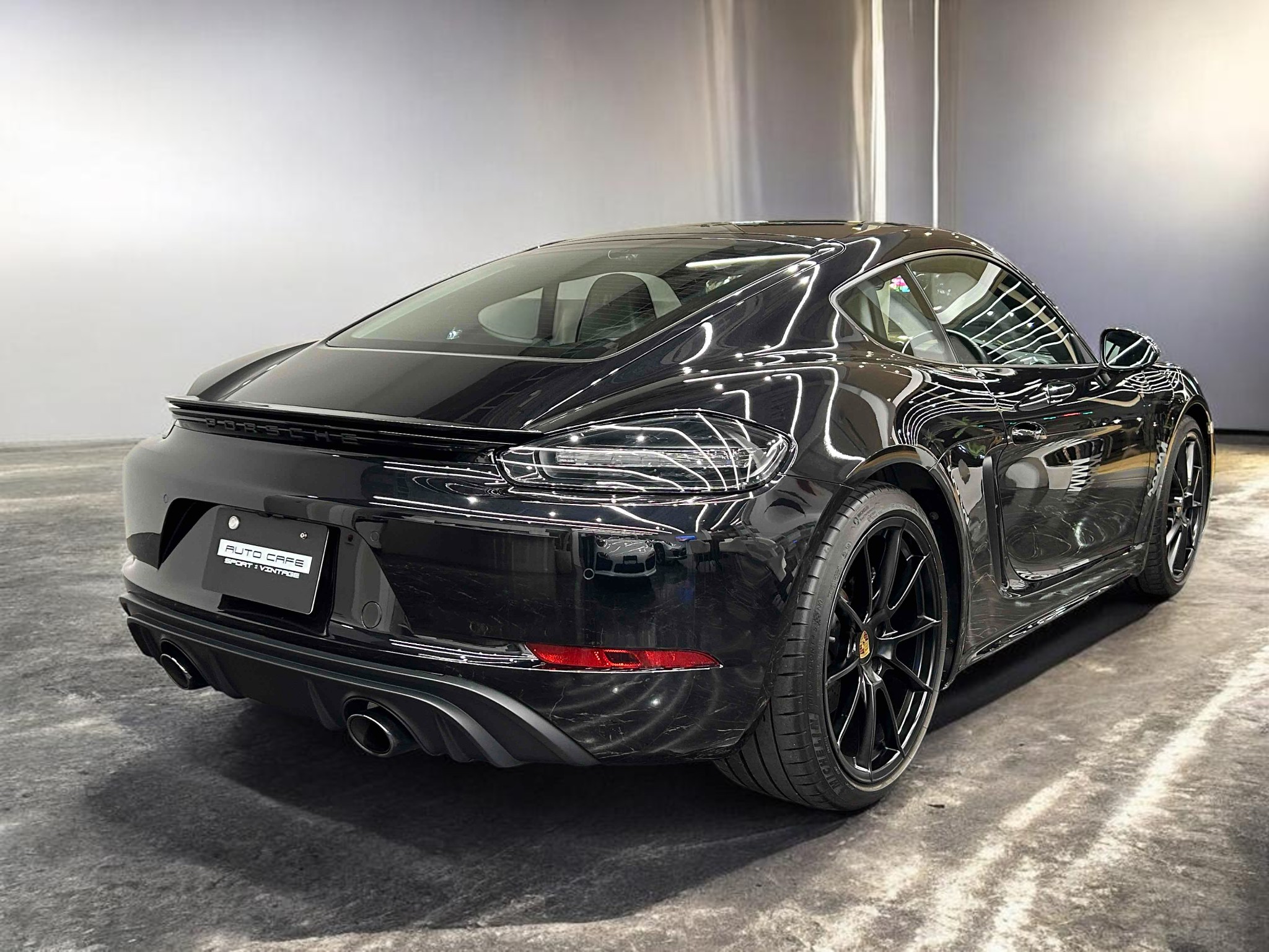 ポルシェ718ケイマンGTS4.0（Type982）PDK<br>ブラックレザーインテリア<br>ブラックレザートリム<br>18wayスポーツシートプラス<br>ブレーキキャリパー(ハイグロスブラック塗装)