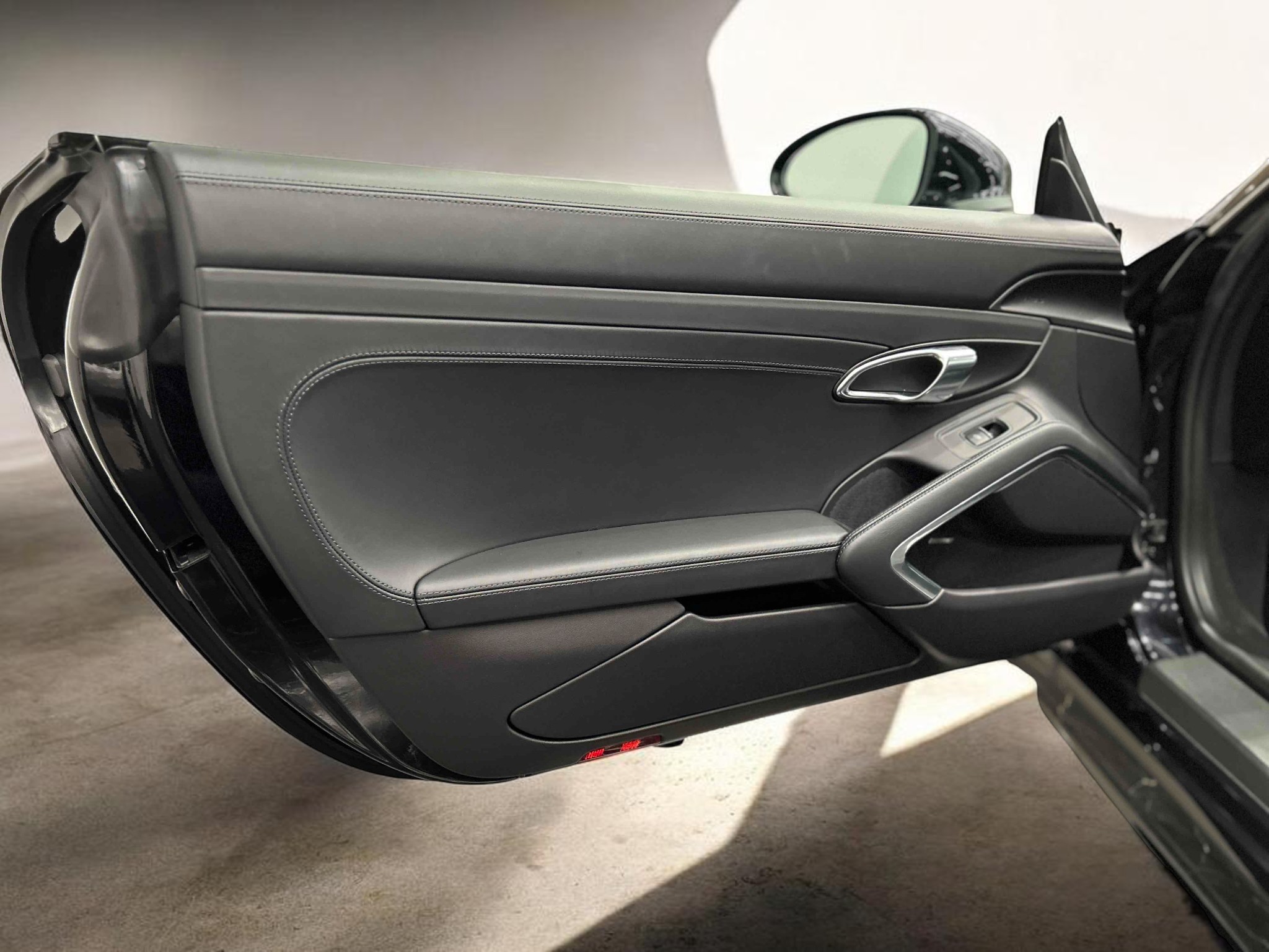 ポルシェ718ケイマンGTS4.0（Type982）PDK<br>ブラックレザーインテリア<br>ブラックレザートリム<br>18wayスポーツシートプラス<br>ブレーキキャリパー(ハイグロスブラック塗装)