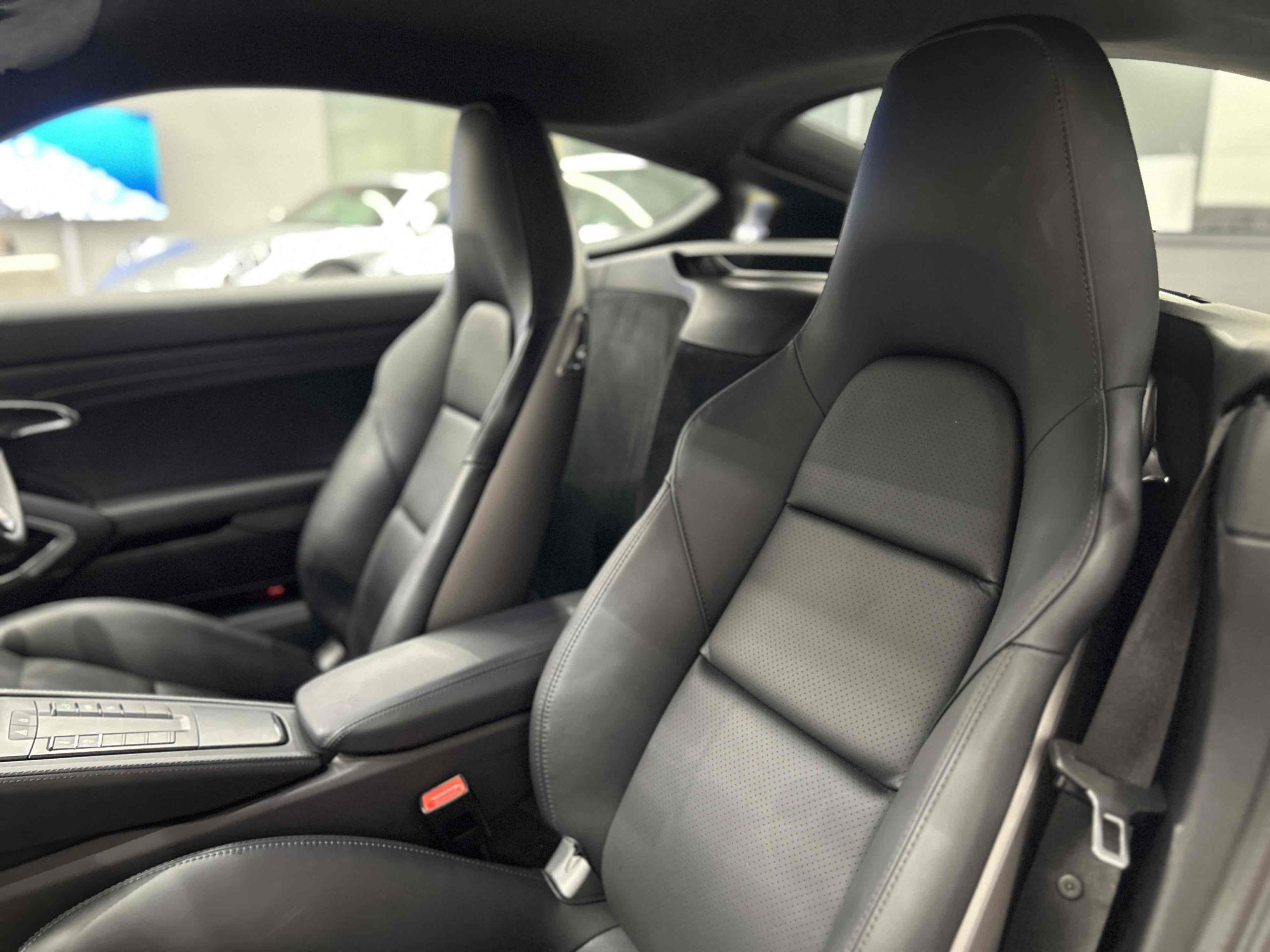 ポルシェ718ケイマンGTS4.0（Type982）PDK<br>ブラックレザーインテリア<br>ブラックレザートリム<br>18wayスポーツシートプラス<br>ブレーキキャリパー(ハイグロスブラック塗装)