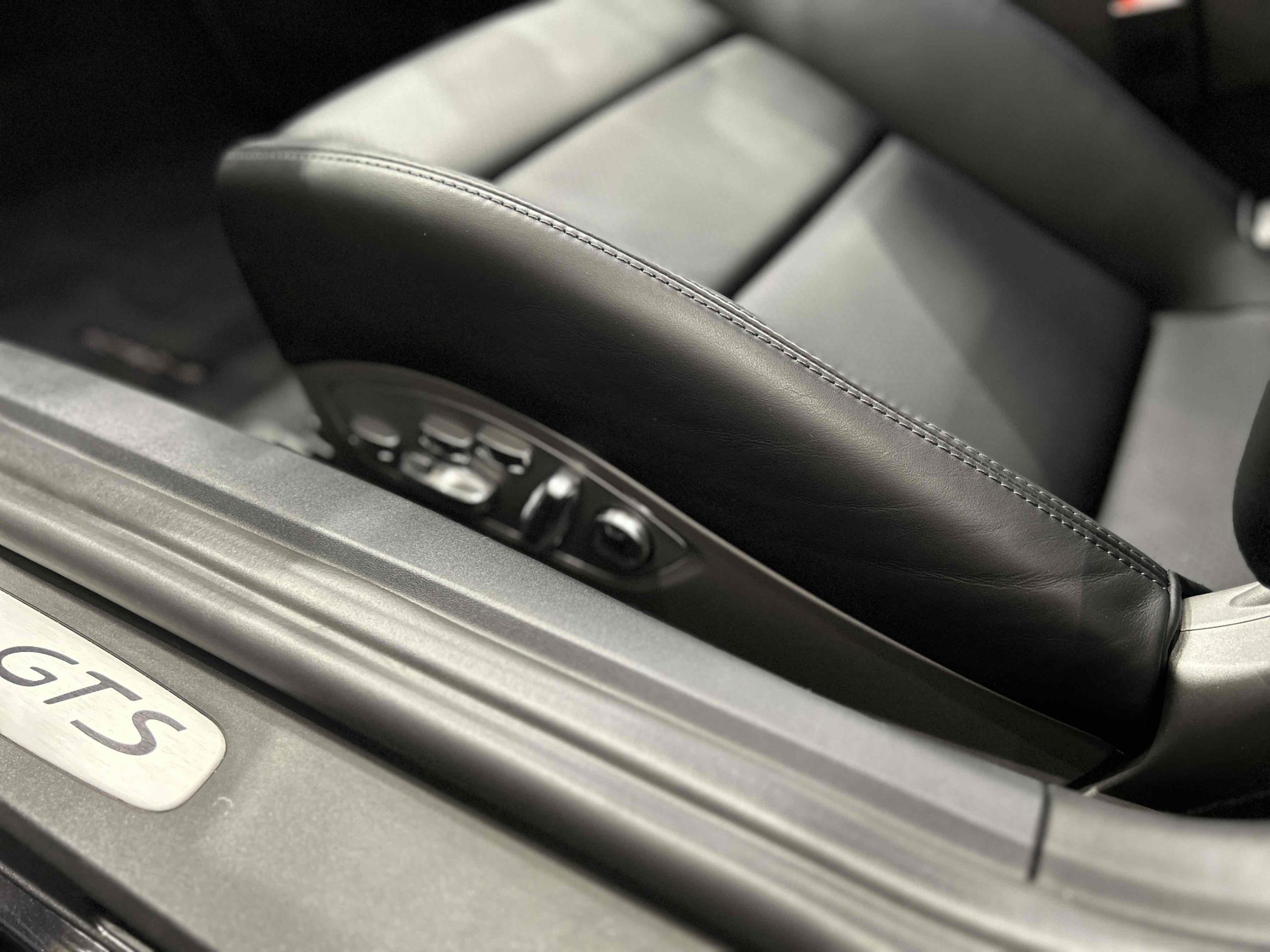 ポルシェ718ケイマンGTS4.0（Type982）PDK<br>ブラックレザーインテリア<br>ブラックレザートリム<br>18wayスポーツシートプラス<br>ブレーキキャリパー(ハイグロスブラック塗装)