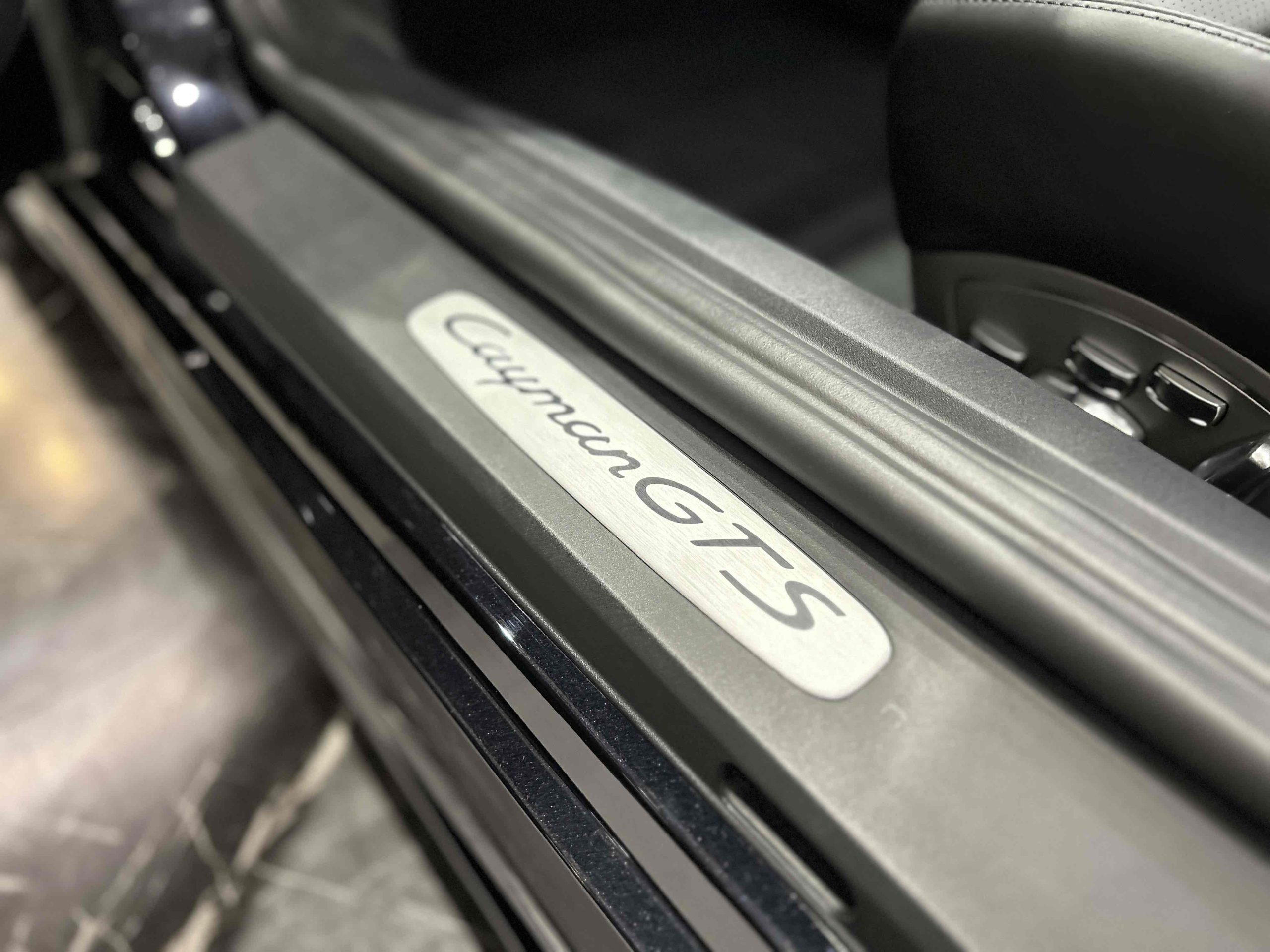 ポルシェ718ケイマンGTS4.0（Type982）PDK<br>ブラックレザーインテリア<br>ブラックレザートリム<br>18wayスポーツシートプラス<br>ブレーキキャリパー(ハイグロスブラック塗装)