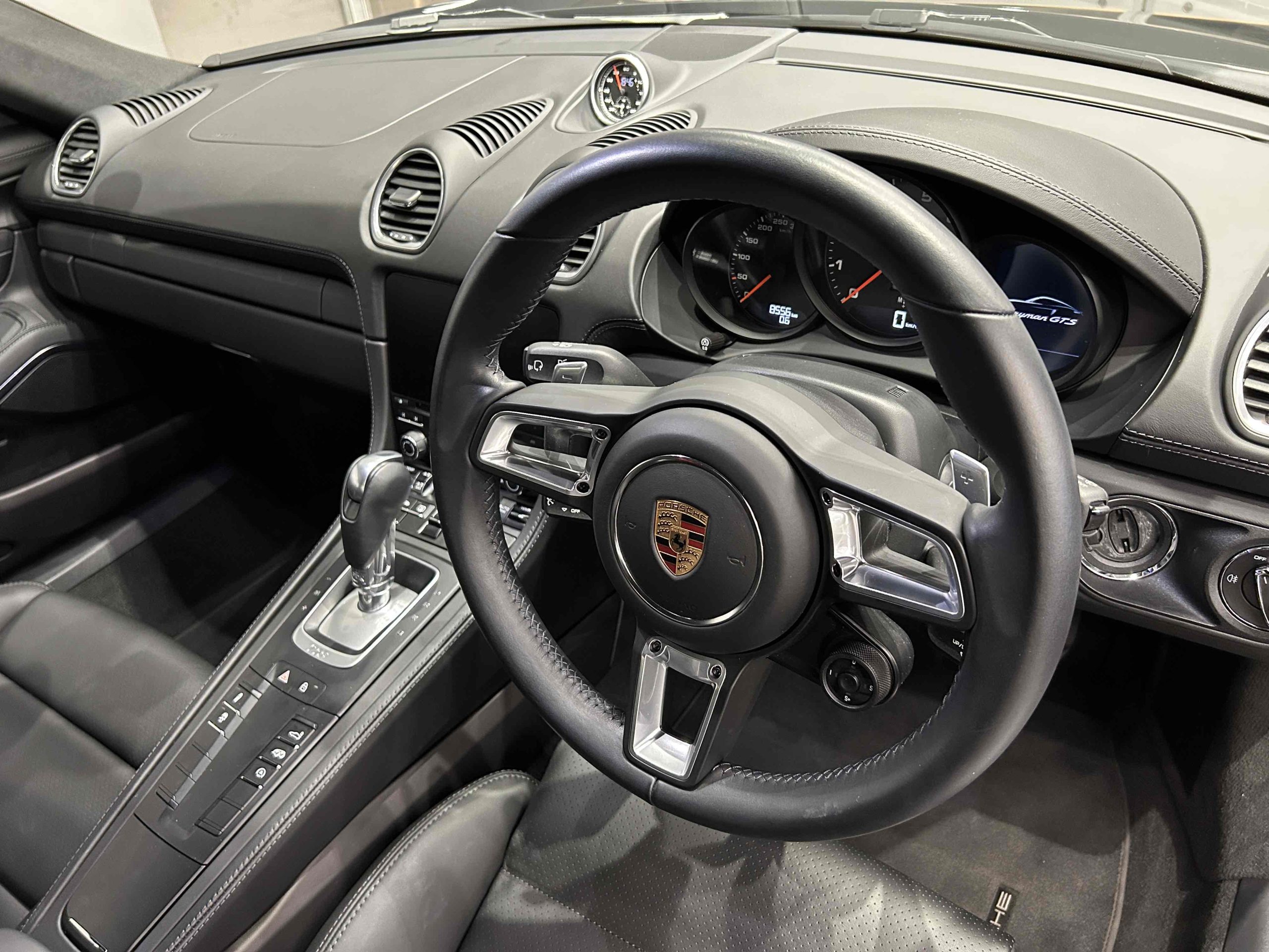 ポルシェ718ケイマンGTS4.0（Type982）PDK<br>ブラックレザーインテリア<br>ブラックレザートリム<br>18wayスポーツシートプラス<br>ブレーキキャリパー(ハイグロスブラック塗装)