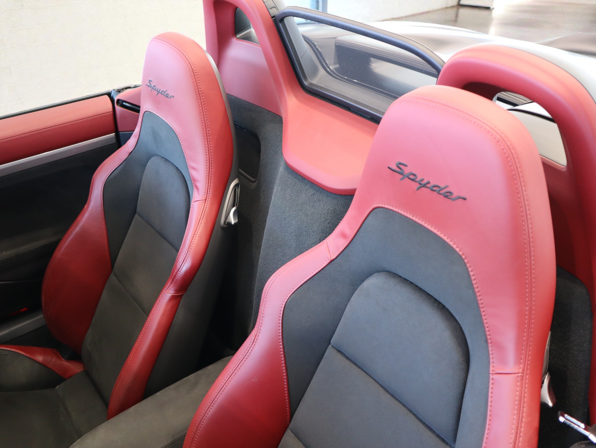 718スパイダー（type982）PDK<br>クラシックインテリアパッケージ<br>PDLS+を含むLEDヘッドライト<br>BOSEサラウンドサウンドシステム