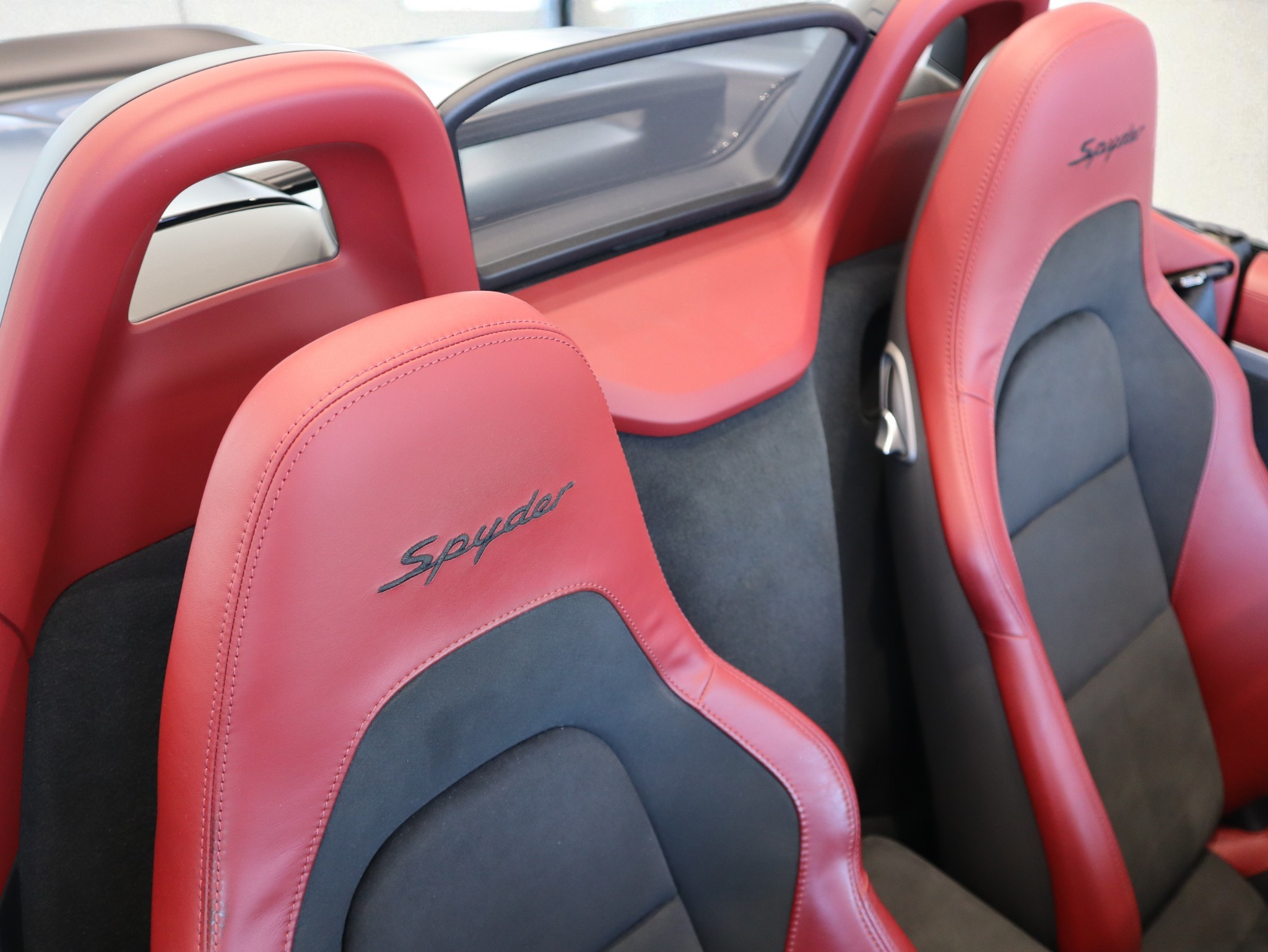 718スパイダー（type982）PDK<br>クラシックインテリアパッケージ<br>PDLS+を含むLEDヘッドライト<br>BOSEサラウンドサウンドシステム