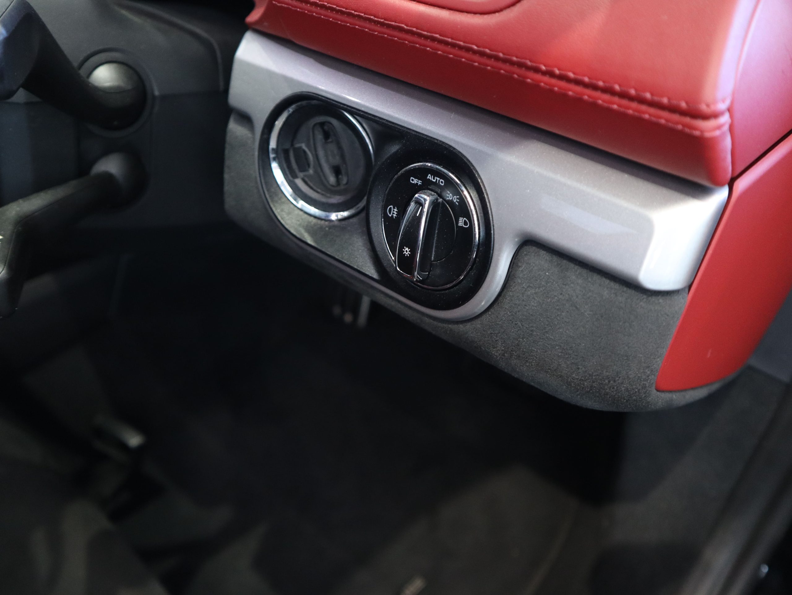 718スパイダー（type982）PDK<br>クラシックインテリアパッケージ<br>PDLS+を含むLEDヘッドライト<br>BOSEサラウンドサウンドシステム