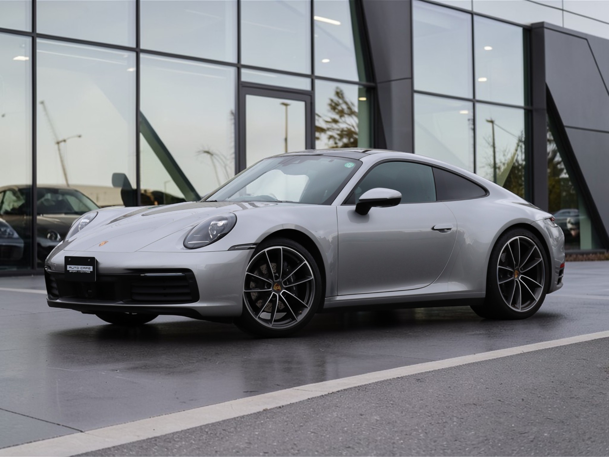 ポルシェ911カレラ（Type992.1）PDK<br>電動ガラスサンルーフシステム<br>スポーツエグゾーストシステム<br>スポーツクロノパッケージ<br>アダプティブクルーズコントロール<br>カレラクラシックホイール