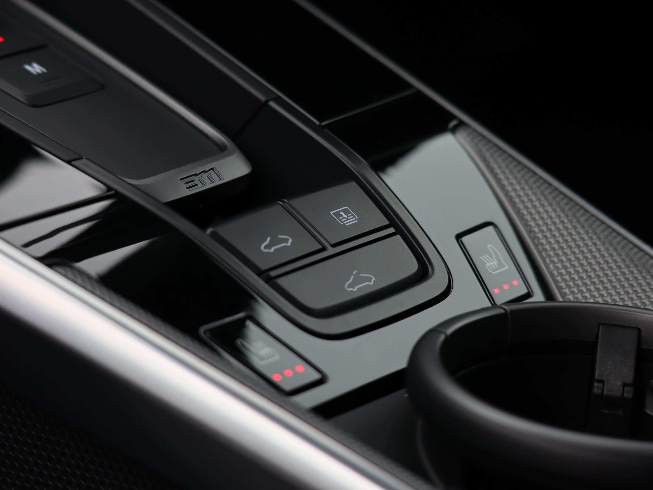 ポルシェ911カレラ（Type992.1）PDK<br>電動ガラスサンルーフシステム<br>スポーツエグゾーストシステム<br>スポーツクロノパッケージ<br>アダプティブクルーズコントロール<br>カレラクラシックホイール