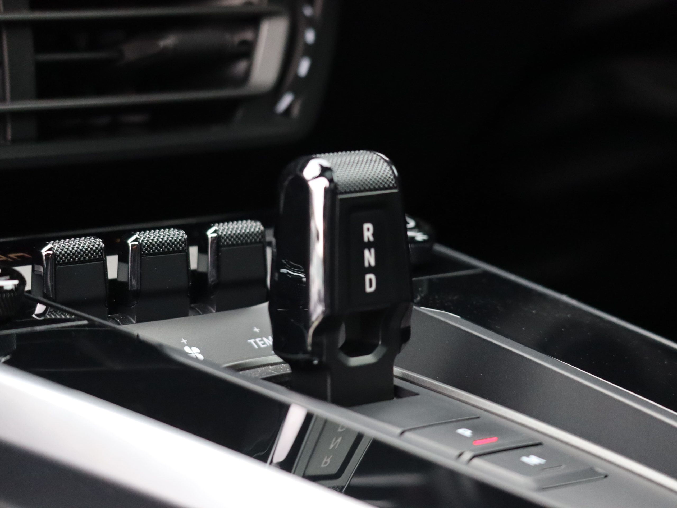 ポルシェ911カレラ（Type992.1）PDK<br>電動ガラスサンルーフシステム<br>スポーツエグゾーストシステム<br>スポーツクロノパッケージ<br>アダプティブクルーズコントロール<br>カレラクラシックホイール