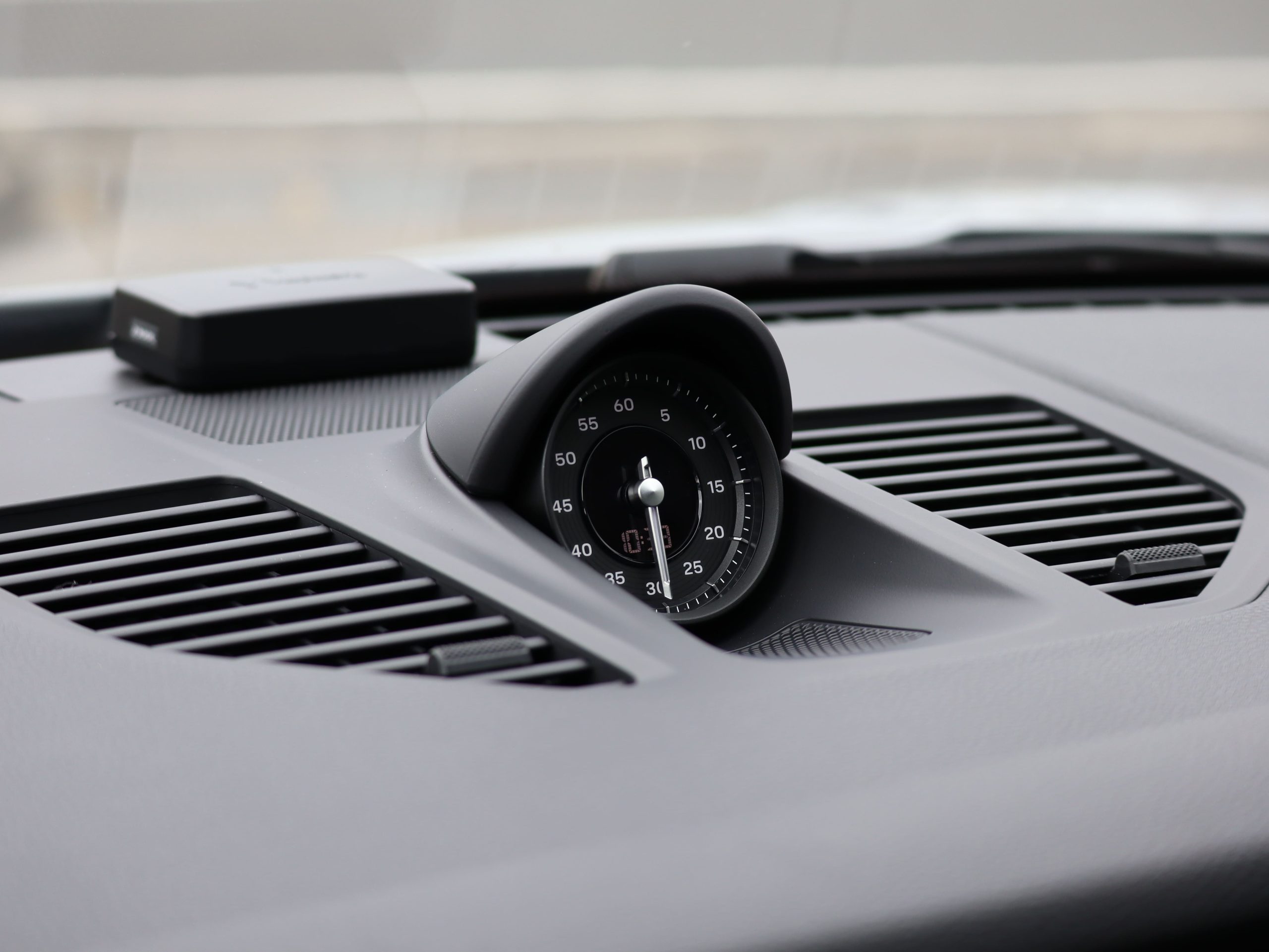 ポルシェ911カレラ（Type992.1）PDK<br>電動ガラスサンルーフシステム<br>スポーツエグゾーストシステム<br>スポーツクロノパッケージ<br>アダプティブクルーズコントロール<br>カレラクラシックホイール