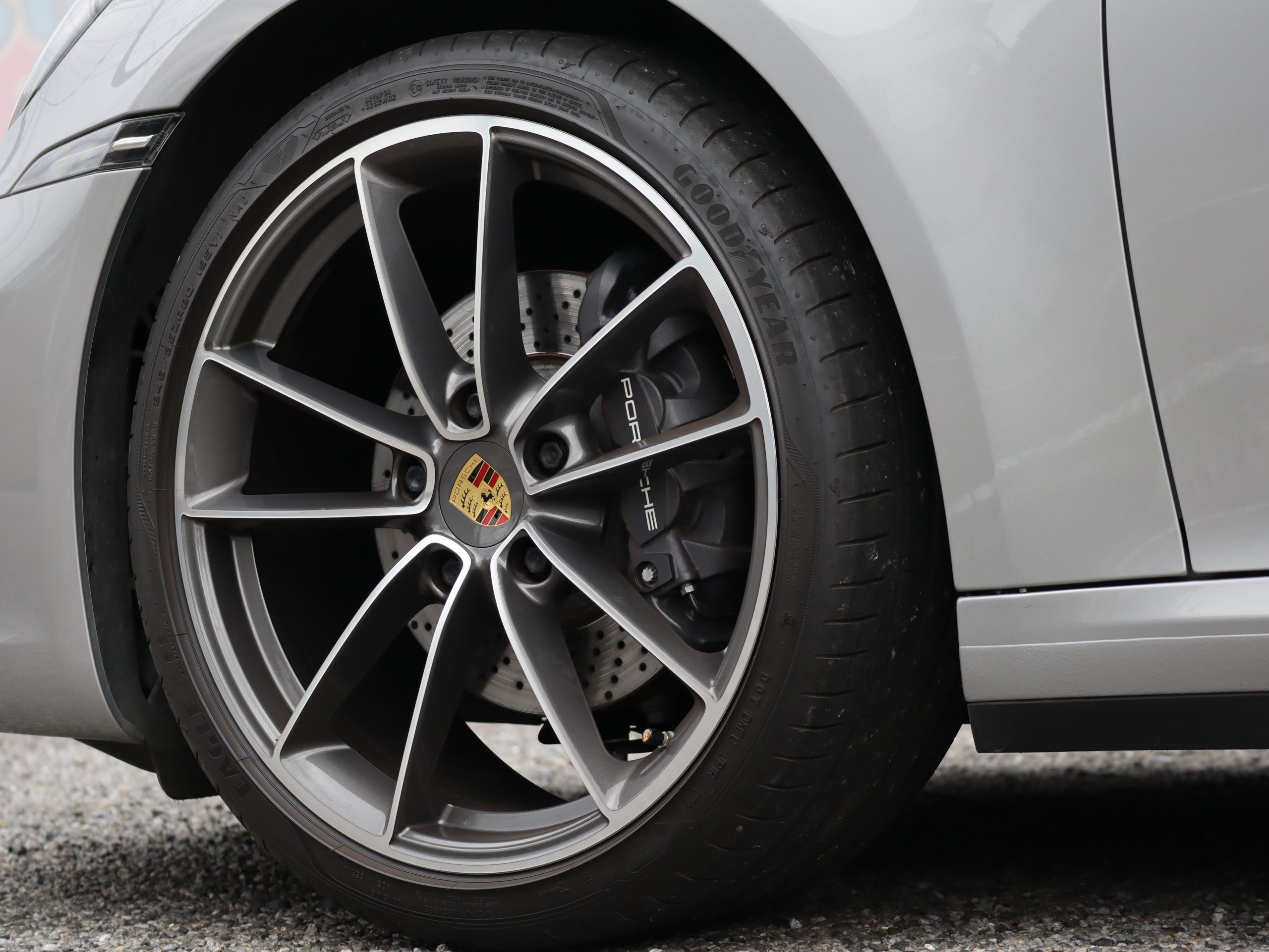 ポルシェ911カレラ（Type992.1）PDK<br>電動ガラスサンルーフシステム<br>スポーツエグゾーストシステム<br>スポーツクロノパッケージ<br>アダプティブクルーズコントロール<br>カレラクラシックホイール