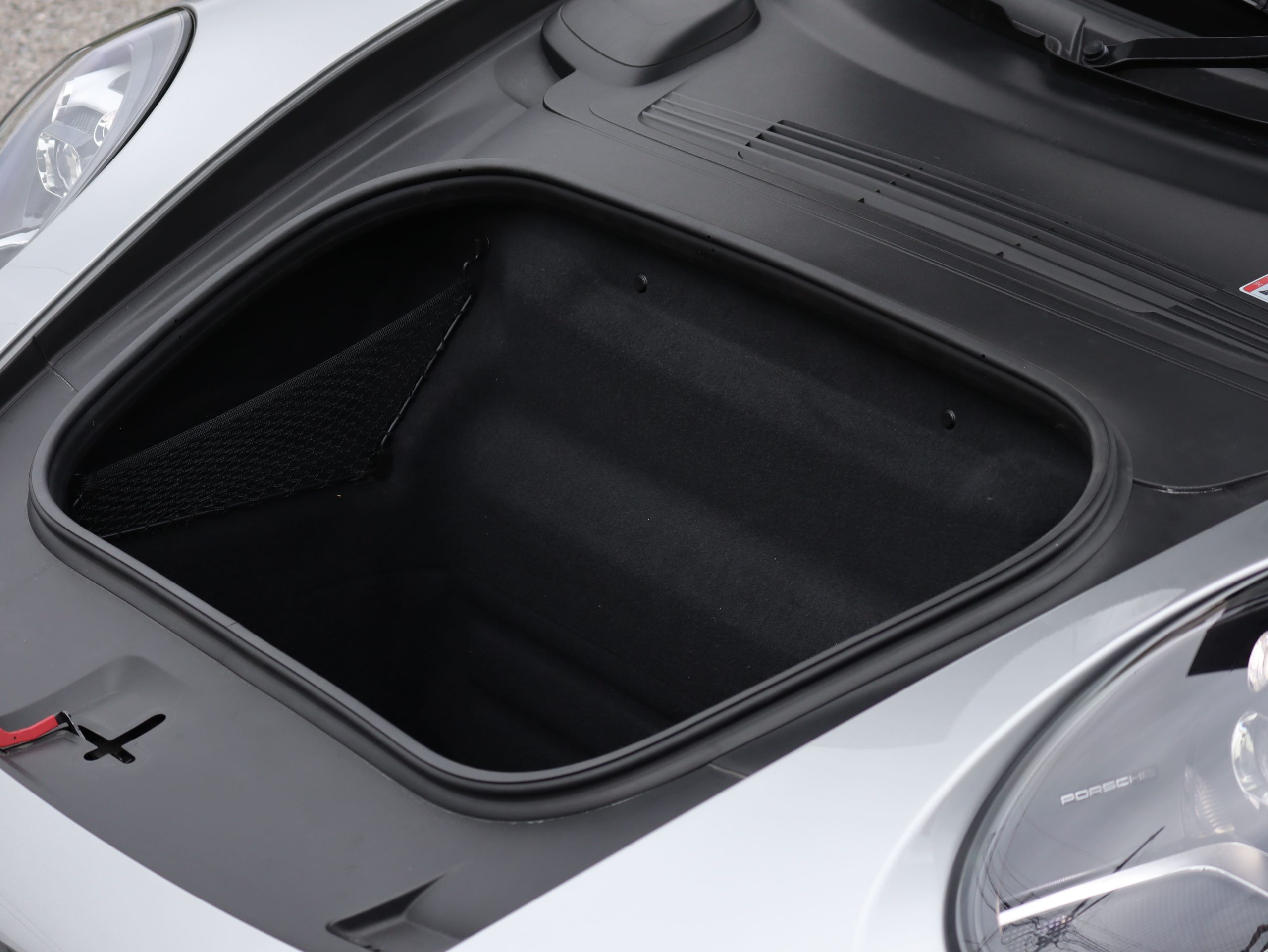 ポルシェ911カレラ（Type992.1）PDK<br>電動ガラスサンルーフシステム<br>スポーツエグゾーストシステム<br>スポーツクロノパッケージ<br>アダプティブクルーズコントロール<br>カレラクラシックホイール