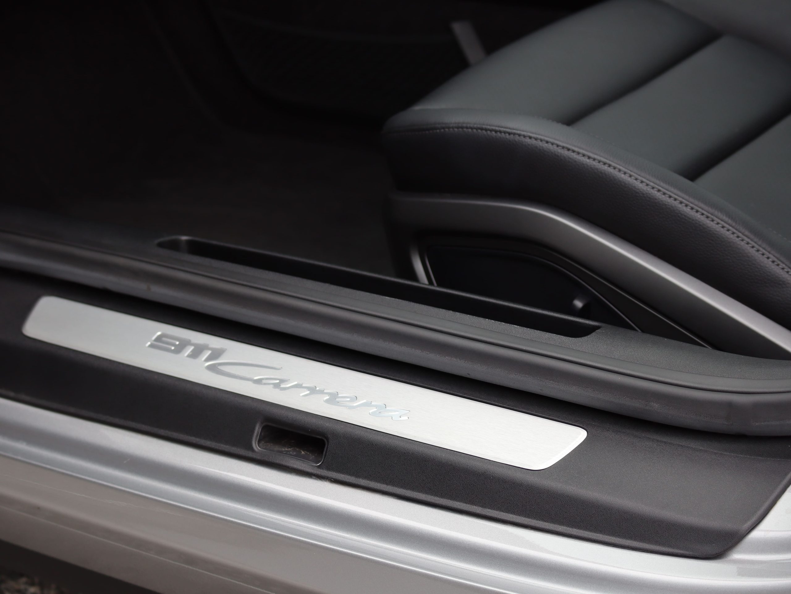 ポルシェ911カレラ（Type992.1）PDK<br>電動ガラスサンルーフシステム<br>スポーツエグゾーストシステム<br>スポーツクロノパッケージ<br>アダプティブクルーズコントロール<br>カレラクラシックホイール