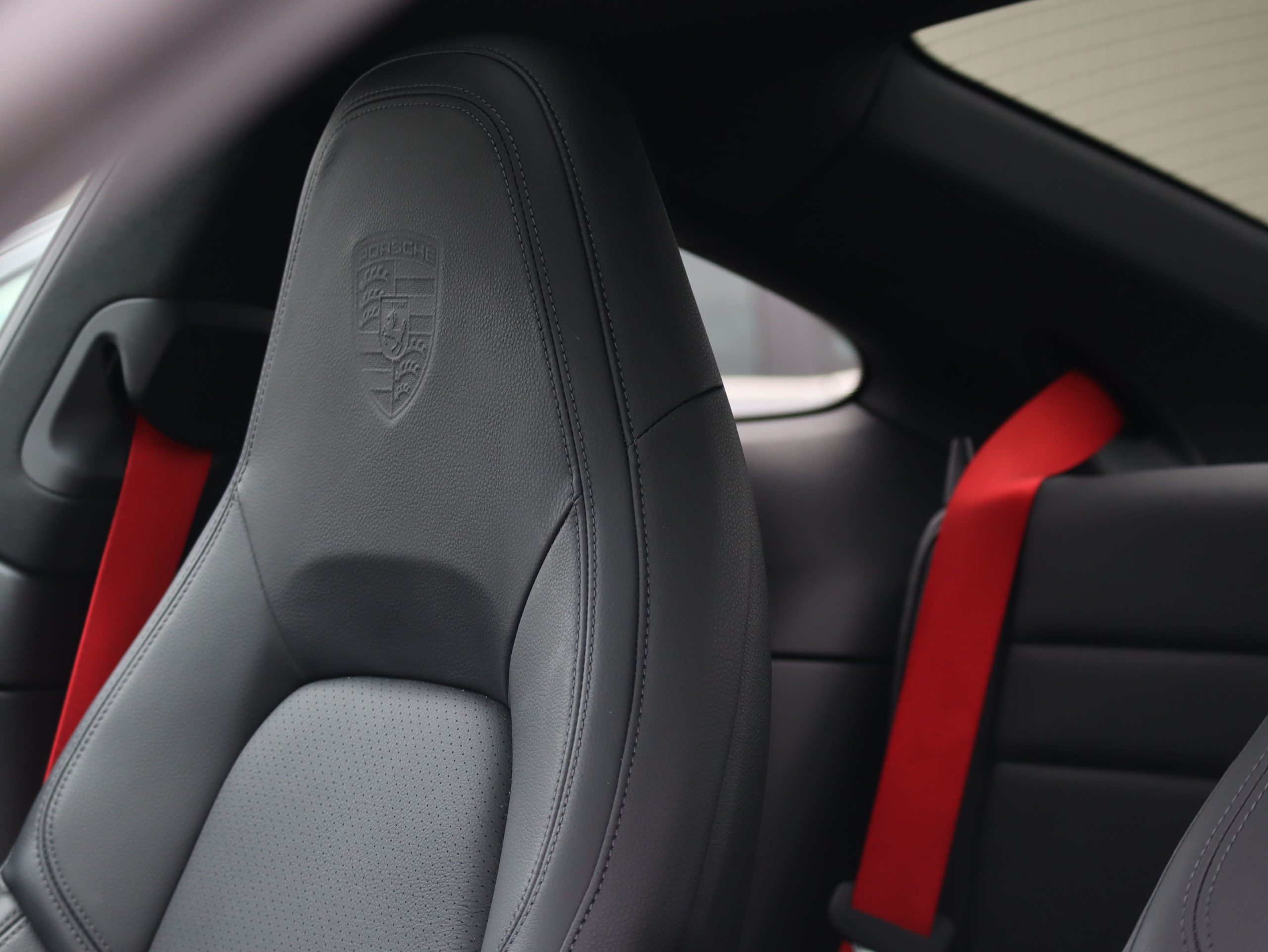 ポルシェ911カレラ（Type992.1）PDK<br>電動ガラスサンルーフシステム<br>スポーツエグゾーストシステム<br>スポーツクロノパッケージ<br>アダプティブクルーズコントロール<br>カレラクラシックホイール