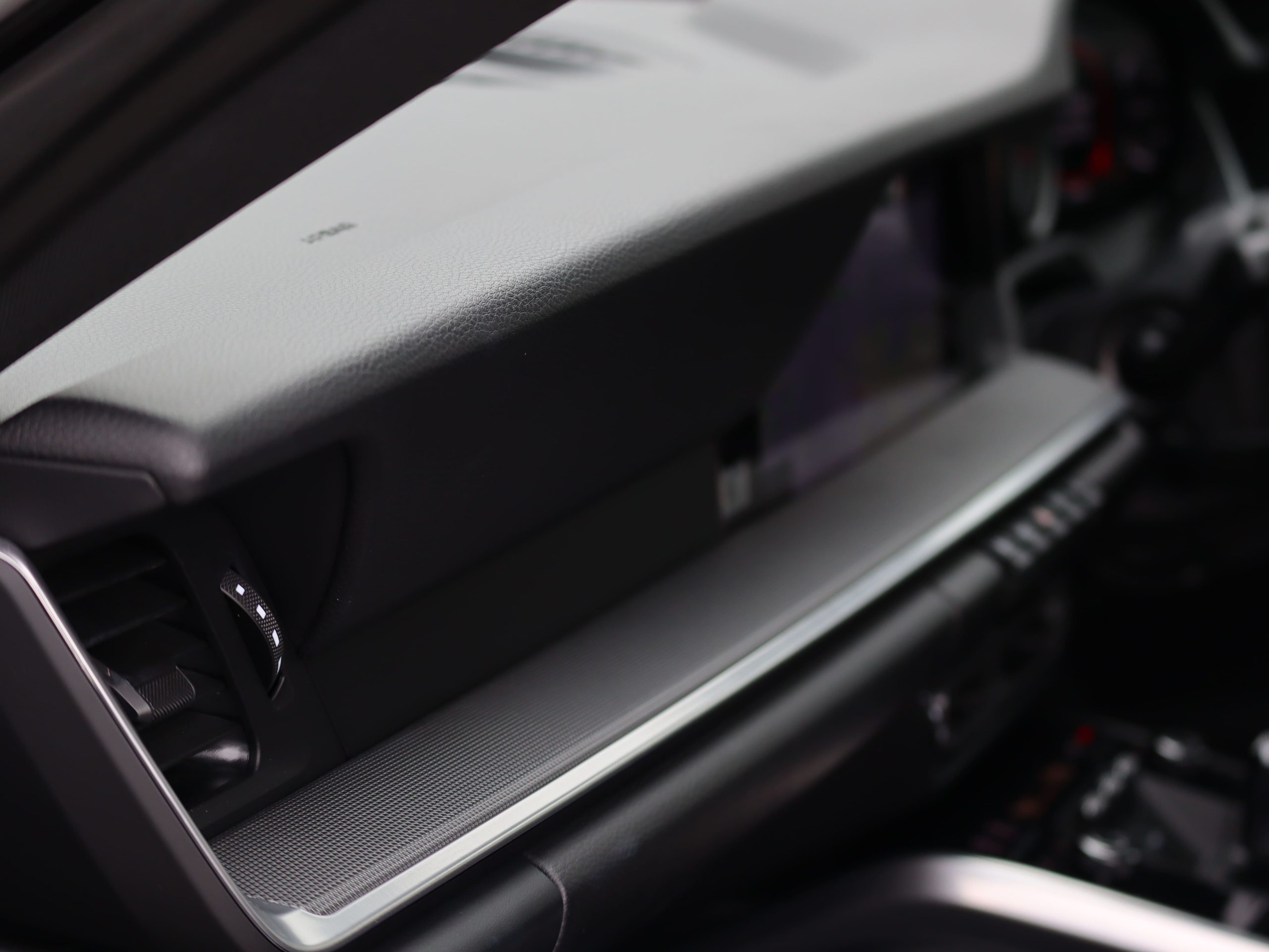 ポルシェ911カレラ（Type992.1）PDK<br>電動ガラスサンルーフシステム<br>スポーツエグゾーストシステム<br>スポーツクロノパッケージ<br>アダプティブクルーズコントロール<br>カレラクラシックホイール