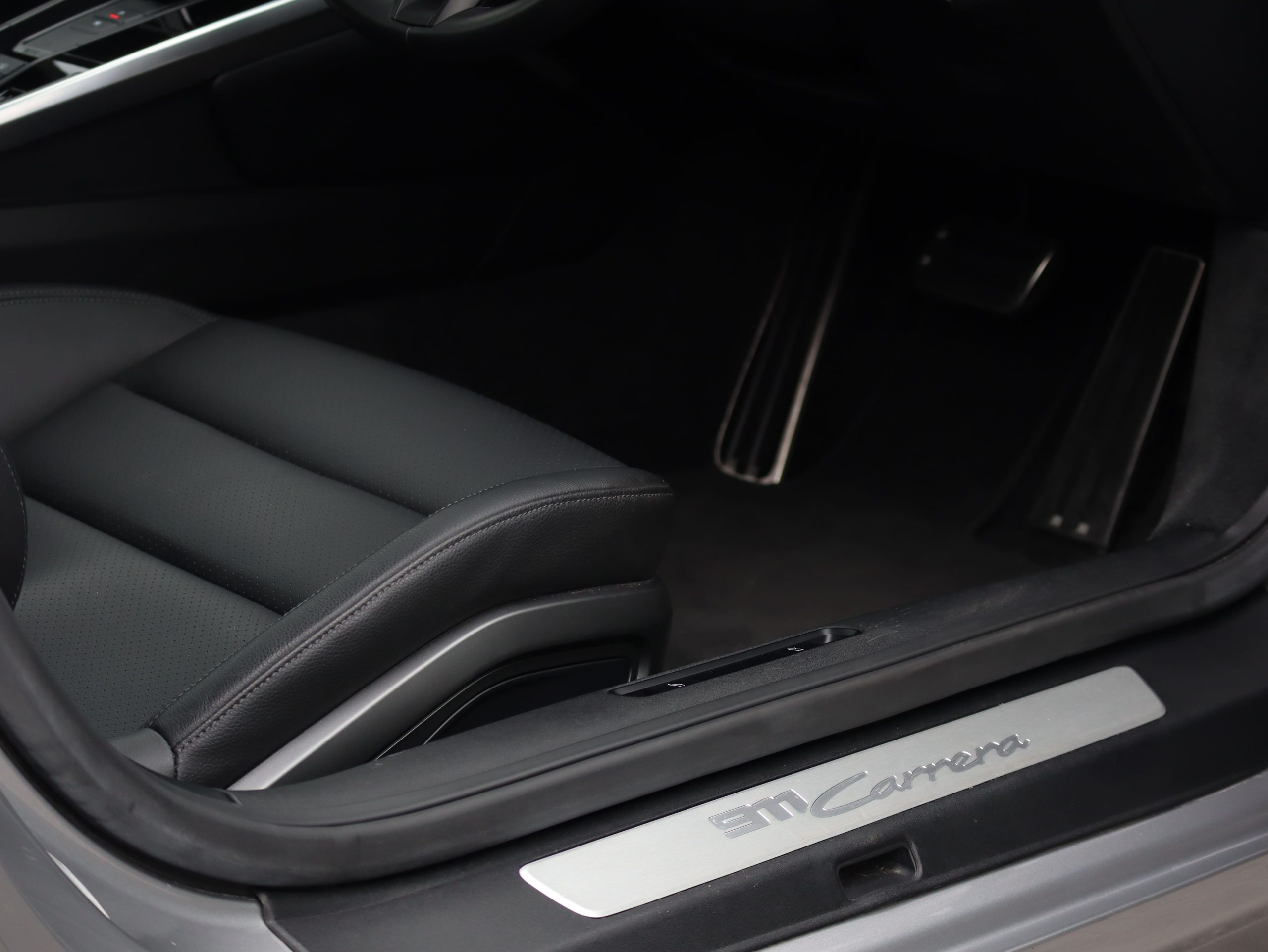 ポルシェ911カレラ（Type992.1）PDK<br>電動ガラスサンルーフシステム<br>スポーツエグゾーストシステム<br>スポーツクロノパッケージ<br>アダプティブクルーズコントロール<br>カレラクラシックホイール