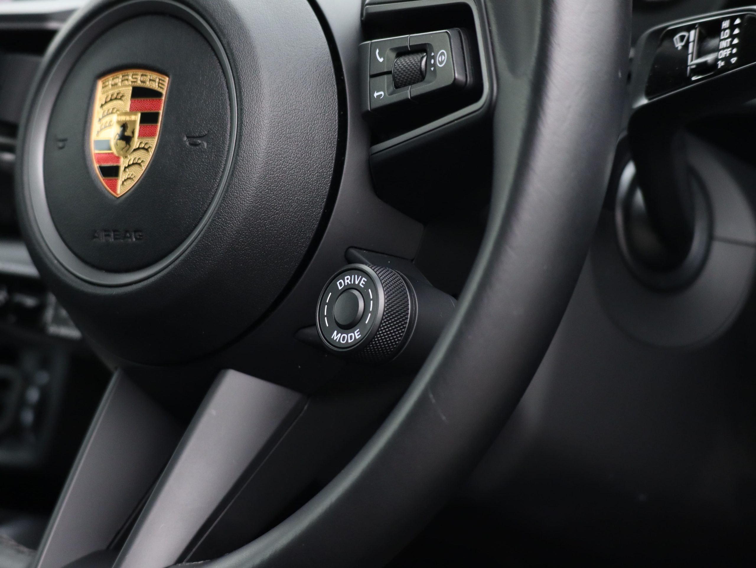 ポルシェ911カレラ（Type992.1）PDK<br>電動ガラスサンルーフシステム<br>スポーツエグゾーストシステム<br>スポーツクロノパッケージ<br>アダプティブクルーズコントロール<br>カレラクラシックホイール