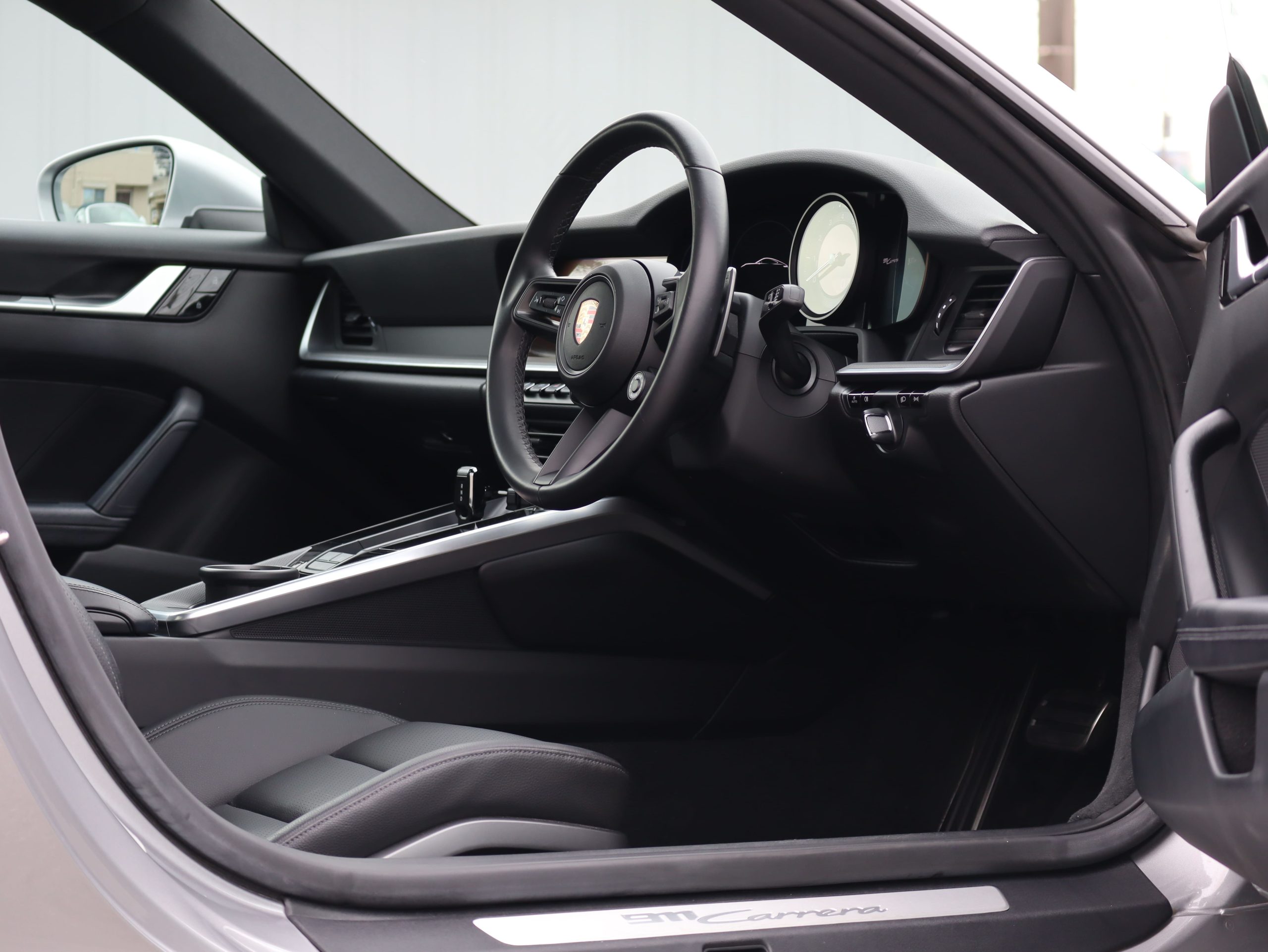 ポルシェ911カレラ（Type992.1）PDK<br>電動ガラスサンルーフシステム<br>スポーツエグゾーストシステム<br>スポーツクロノパッケージ<br>アダプティブクルーズコントロール<br>カレラクラシックホイール