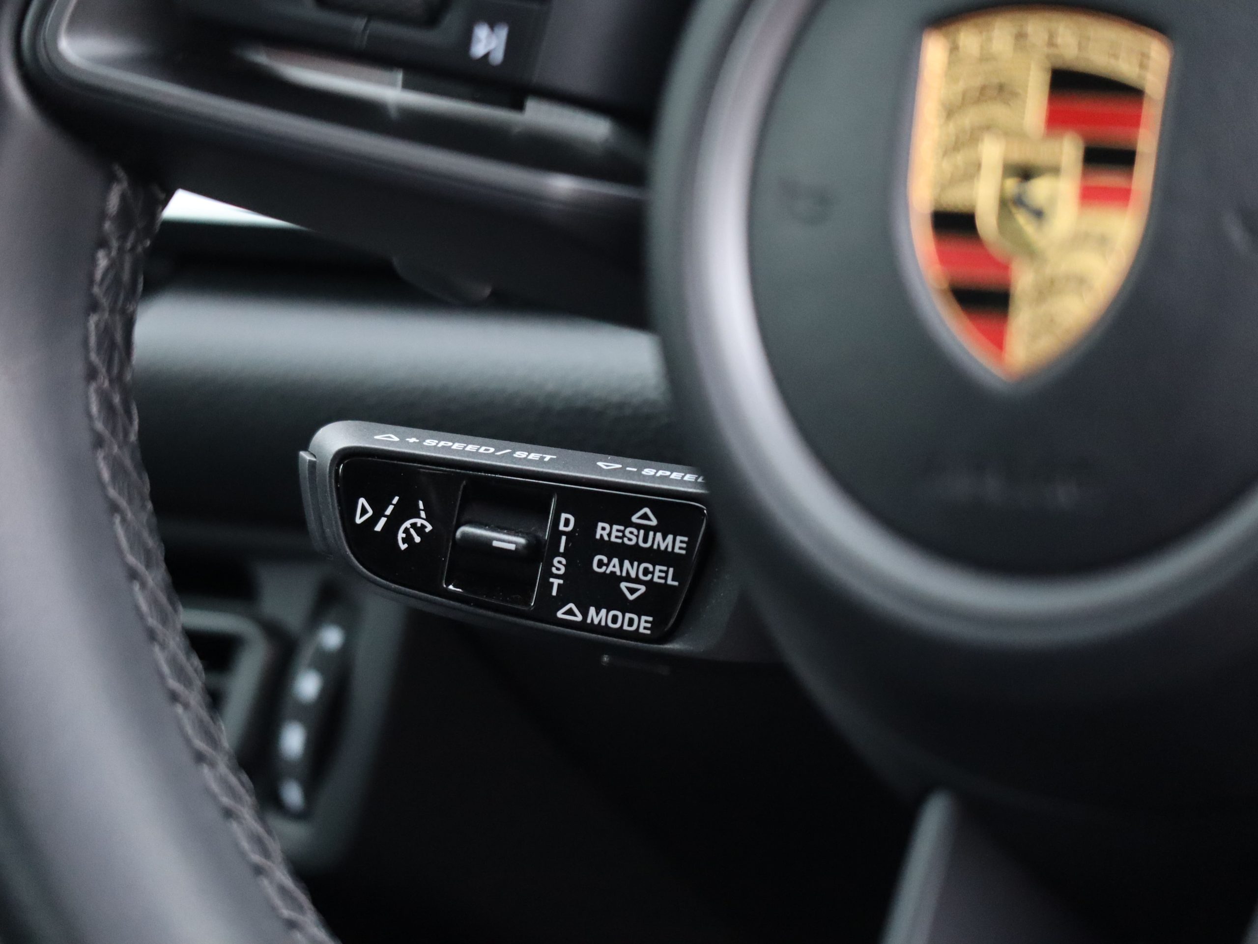 ポルシェ911カレラ（Type992.1）PDK<br>電動ガラスサンルーフシステム<br>スポーツエグゾーストシステム<br>スポーツクロノパッケージ<br>アダプティブクルーズコントロール<br>カレラクラシックホイール