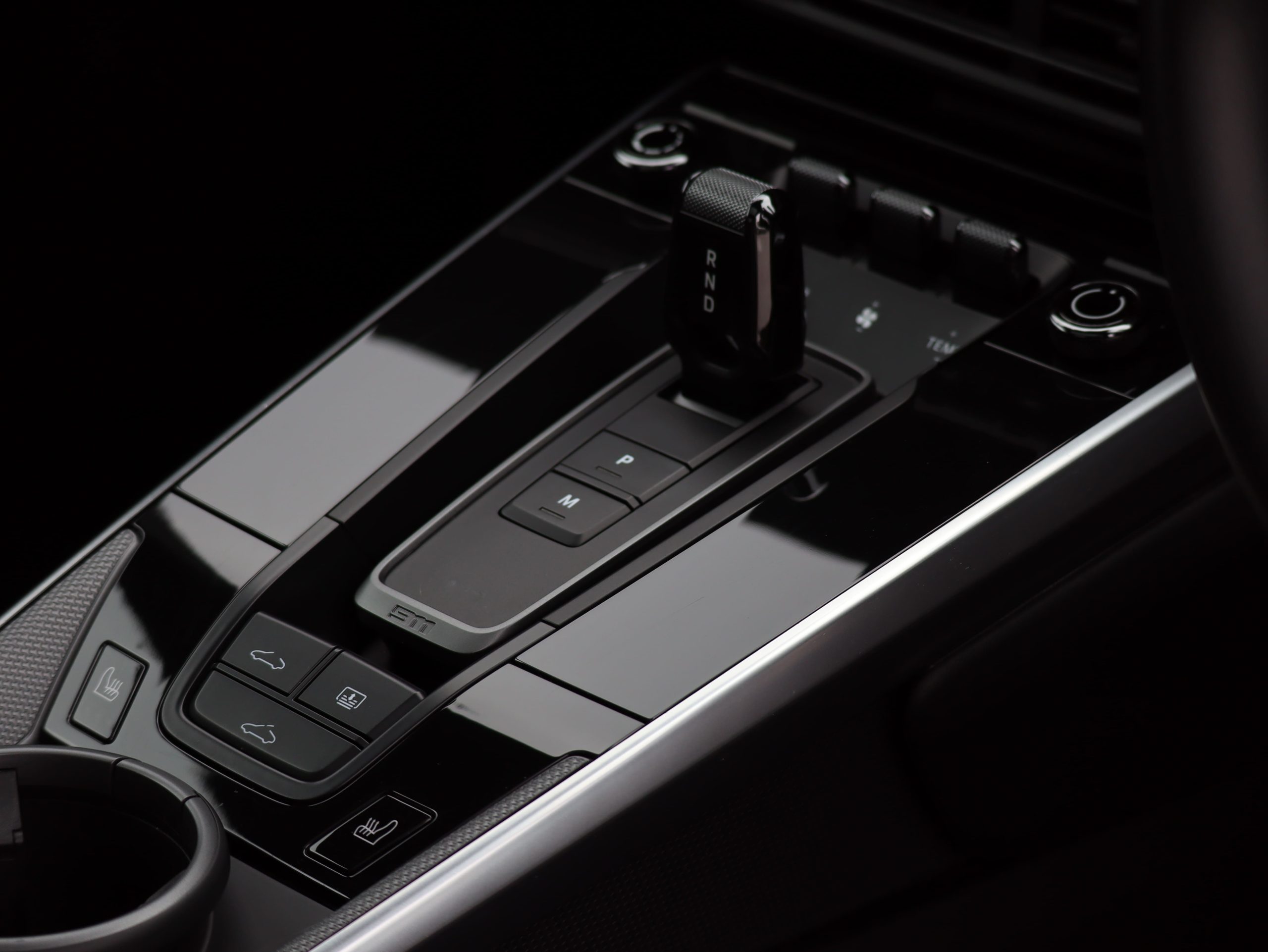 ポルシェ911カレラ（Type992.1）PDK<br>電動ガラスサンルーフシステム<br>スポーツエグゾーストシステム<br>スポーツクロノパッケージ<br>アダプティブクルーズコントロール<br>カレラクラシックホイール