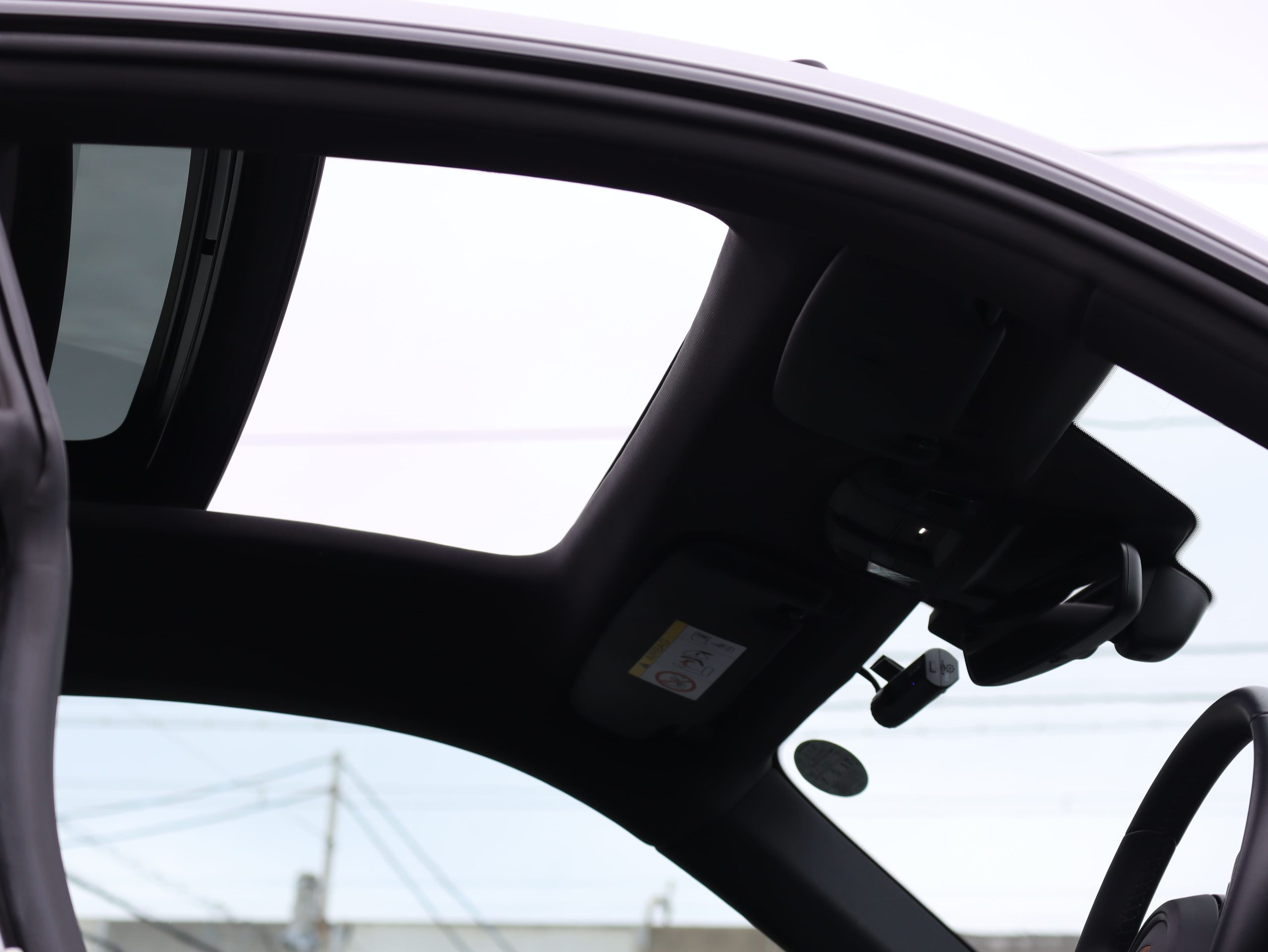 ポルシェ911カレラ（Type992.1）PDK<br>電動ガラスサンルーフシステム<br>スポーツエグゾーストシステム<br>スポーツクロノパッケージ<br>アダプティブクルーズコントロール<br>カレラクラシックホイール