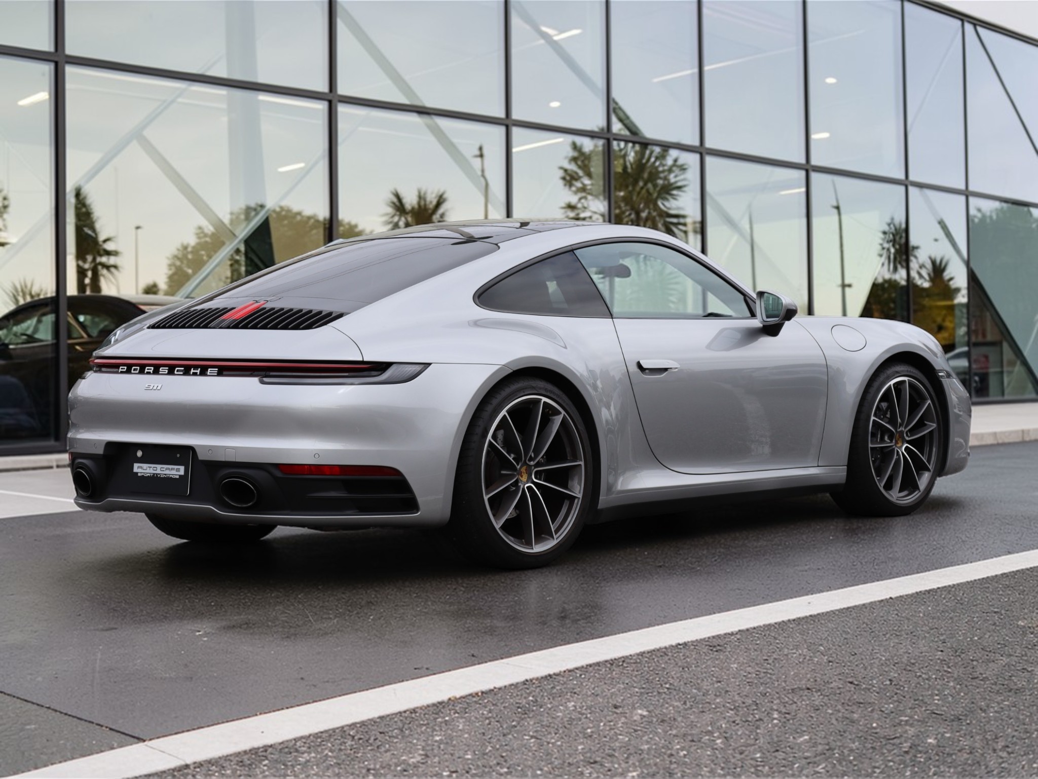 ポルシェ911カレラ（Type992.1）PDK<br>電動ガラスサンルーフシステム<br>スポーツエグゾーストシステム<br>スポーツクロノパッケージ<br>アダプティブクルーズコントロール<br>カレラクラシックホイール