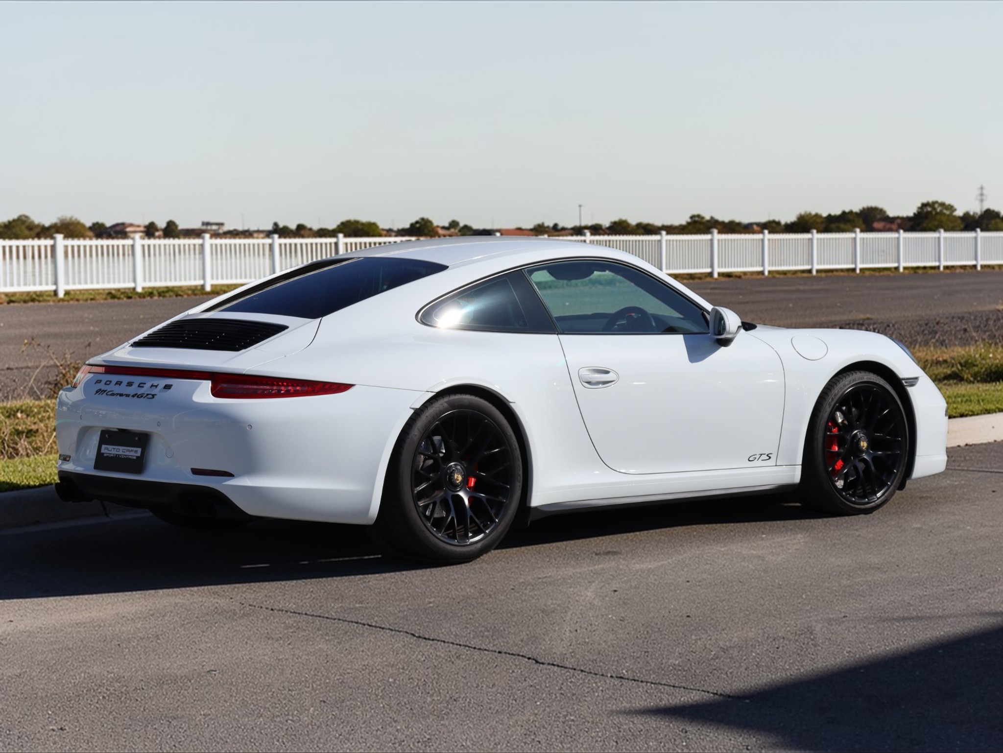 ポルシェ911カレラ4GTS（Type991.1）PDK<br>レザーパッケージ<br>ブラッシュアルミニウムインテリア<br>シートベンチレーション<br>スポーツクロノ＆エグゾースト<br>電動可倒式ドアミラー