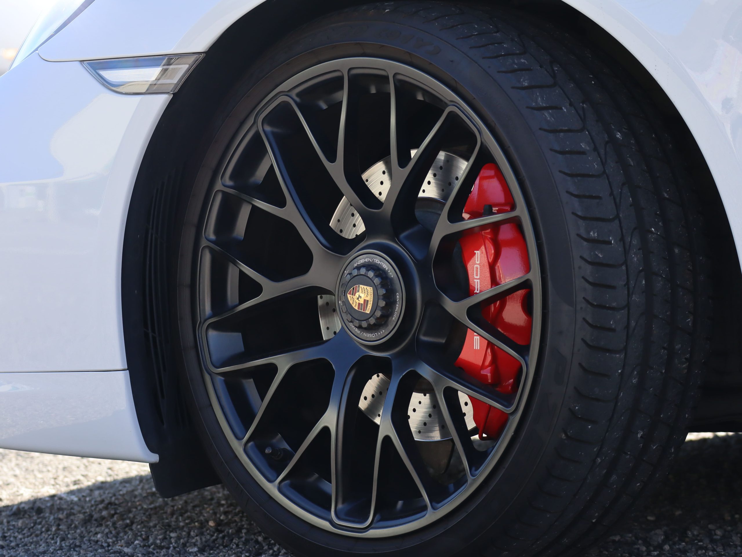 ポルシェ911カレラ4GTS（Type991.1）PDK<br>レザーパッケージ<br>ブラッシュアルミニウムインテリア<br>シートベンチレーション<br>スポーツクロノ＆エグゾースト<br>電動可倒式ドアミラー