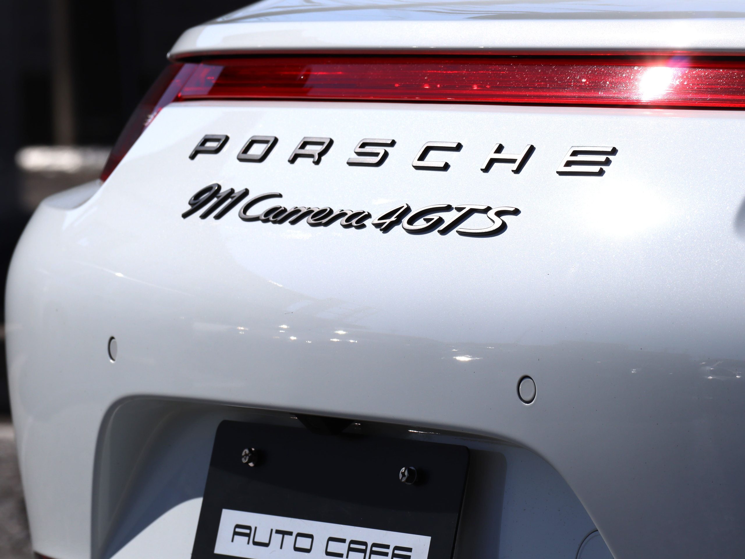 ポルシェ911カレラ4GTS（Type991.1）PDK<br>レザーパッケージ<br>ブラッシュアルミニウムインテリア<br>シートベンチレーション<br>スポーツクロノ＆エグゾースト<br>電動可倒式ドアミラー