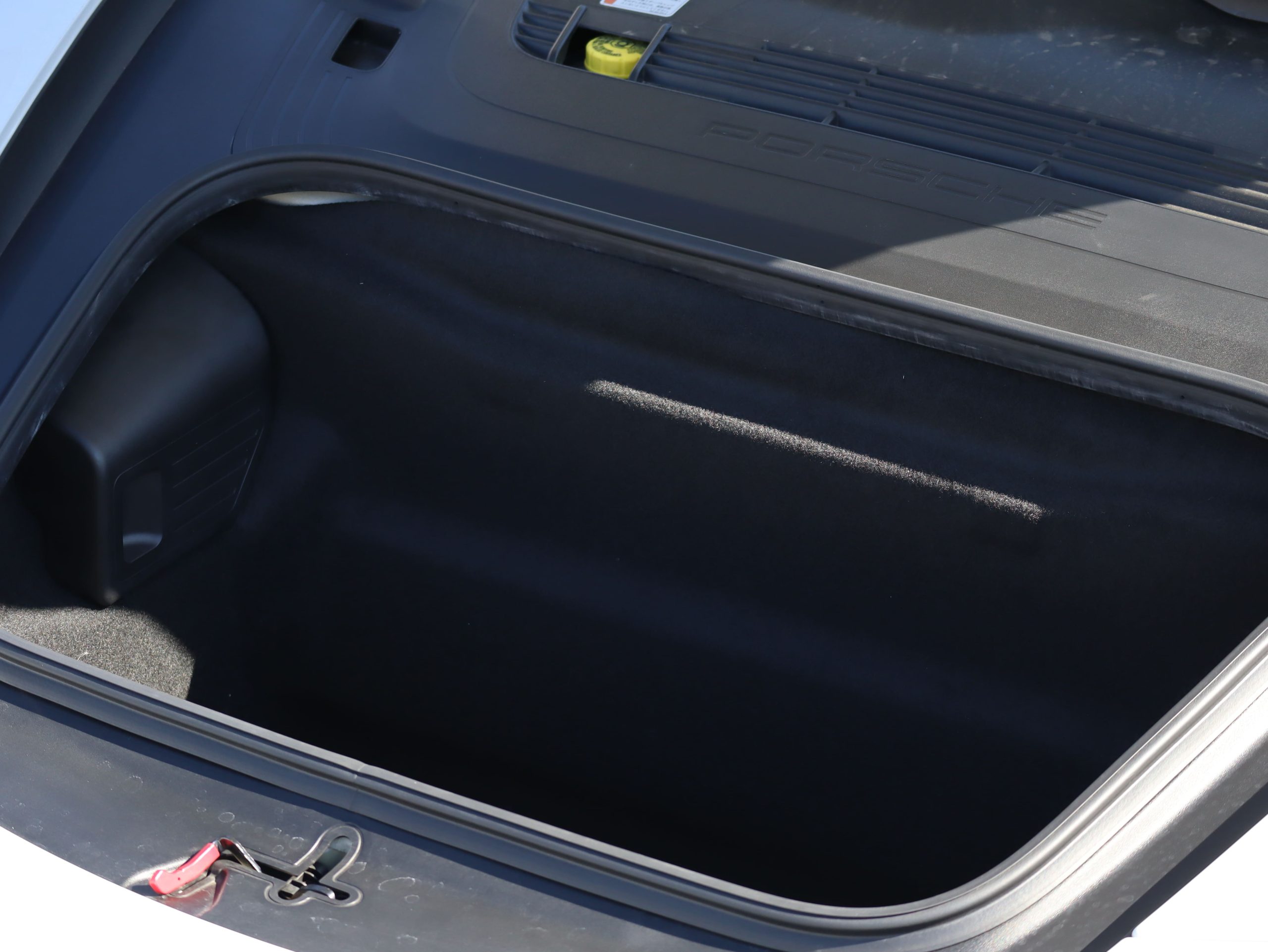 ポルシェ911カレラ4GTS（Type991.1）PDK<br>レザーパッケージ<br>ブラッシュアルミニウムインテリア<br>シートベンチレーション<br>スポーツクロノ＆エグゾースト<br>電動可倒式ドアミラー