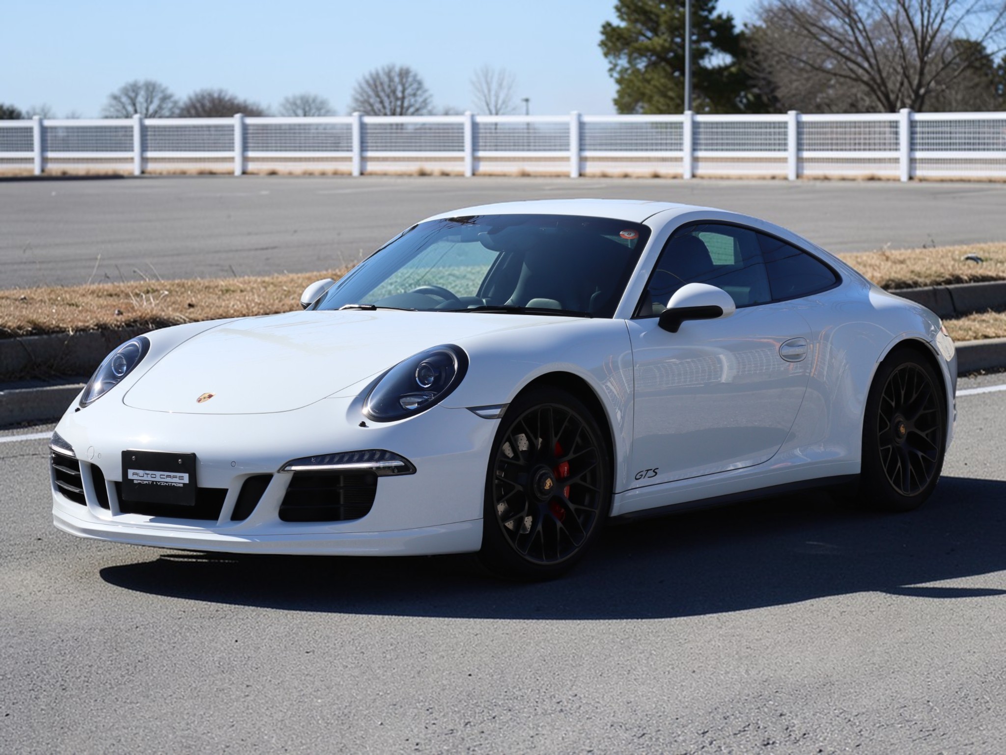 ポルシェ911カレラ4GTS（Type991.1）PDK<br>レザーパッケージ<br>ブラッシュアルミニウムインテリア<br>シートベンチレーション<br>スポーツクロノ＆エグゾースト<br>電動可倒式ドアミラー