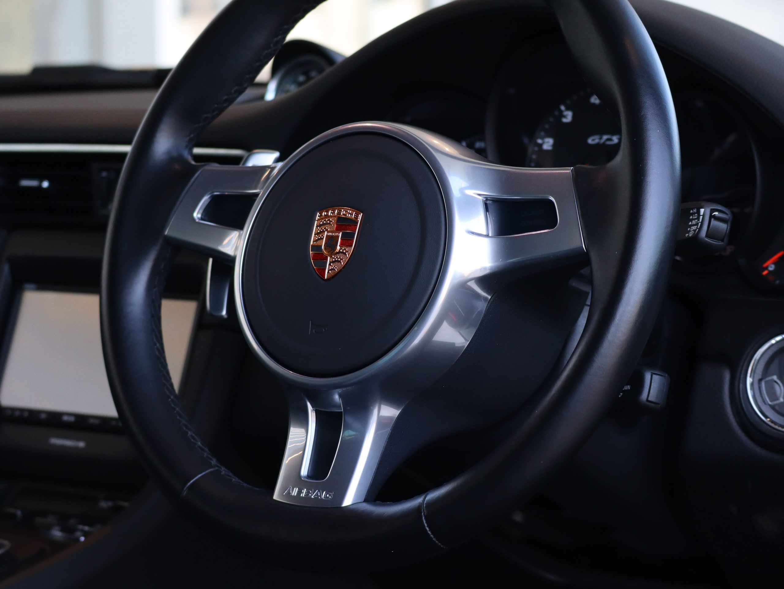 ポルシェ911カレラ4GTS（Type991.1）PDK<br>レザーパッケージ<br>ブラッシュアルミニウムインテリア<br>シートベンチレーション<br>スポーツクロノ＆エグゾースト<br>電動可倒式ドアミラー