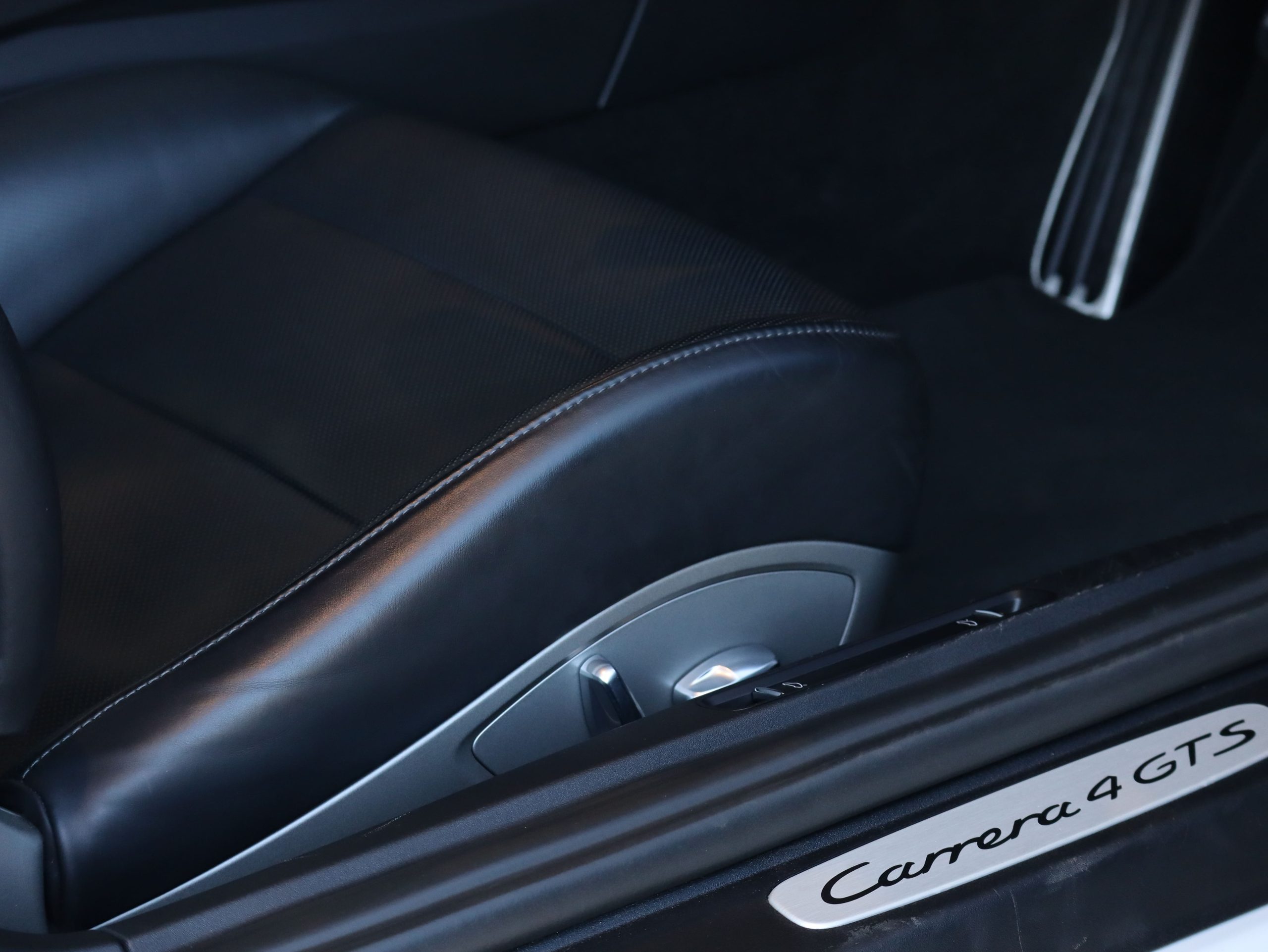 ポルシェ911カレラ4GTS（Type991.1）PDK<br>レザーパッケージ<br>ブラッシュアルミニウムインテリア<br>シートベンチレーション<br>スポーツクロノ＆エグゾースト<br>電動可倒式ドアミラー