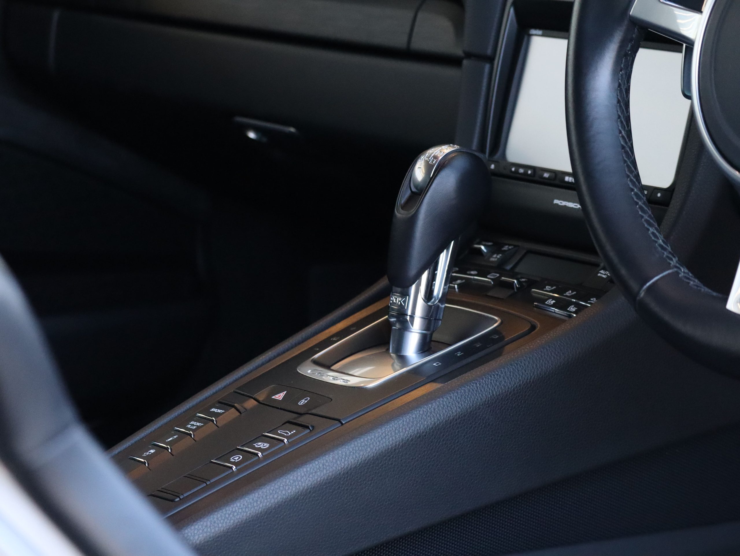 ポルシェ911カレラ4GTS（Type991.1）PDK<br>レザーパッケージ<br>ブラッシュアルミニウムインテリア<br>シートベンチレーション<br>スポーツクロノ＆エグゾースト<br>電動可倒式ドアミラー