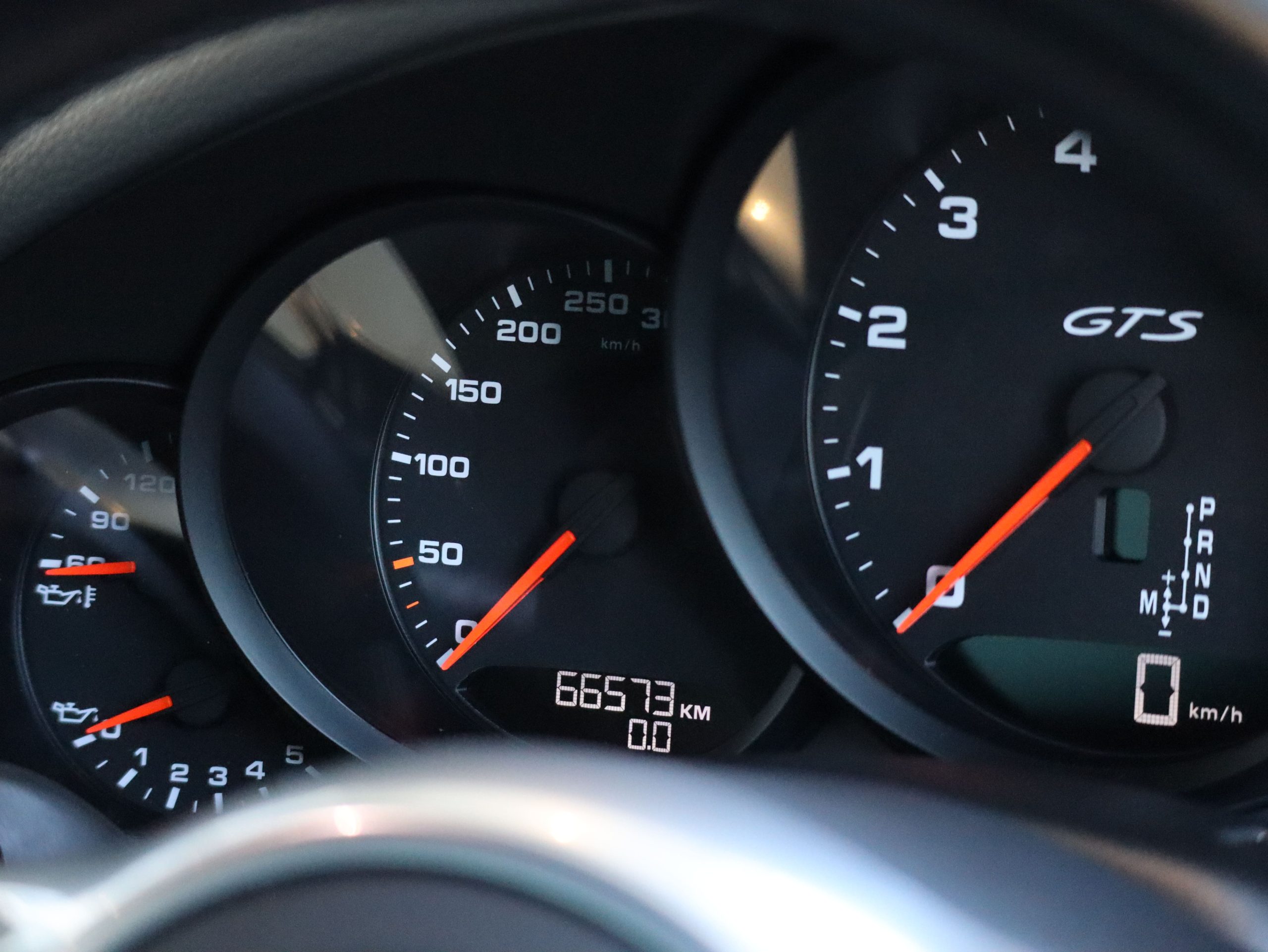 ポルシェ911カレラ4GTS（Type991.1）PDK<br>レザーパッケージ<br>ブラッシュアルミニウムインテリア<br>シートベンチレーション<br>スポーツクロノ＆エグゾースト<br>電動可倒式ドアミラー