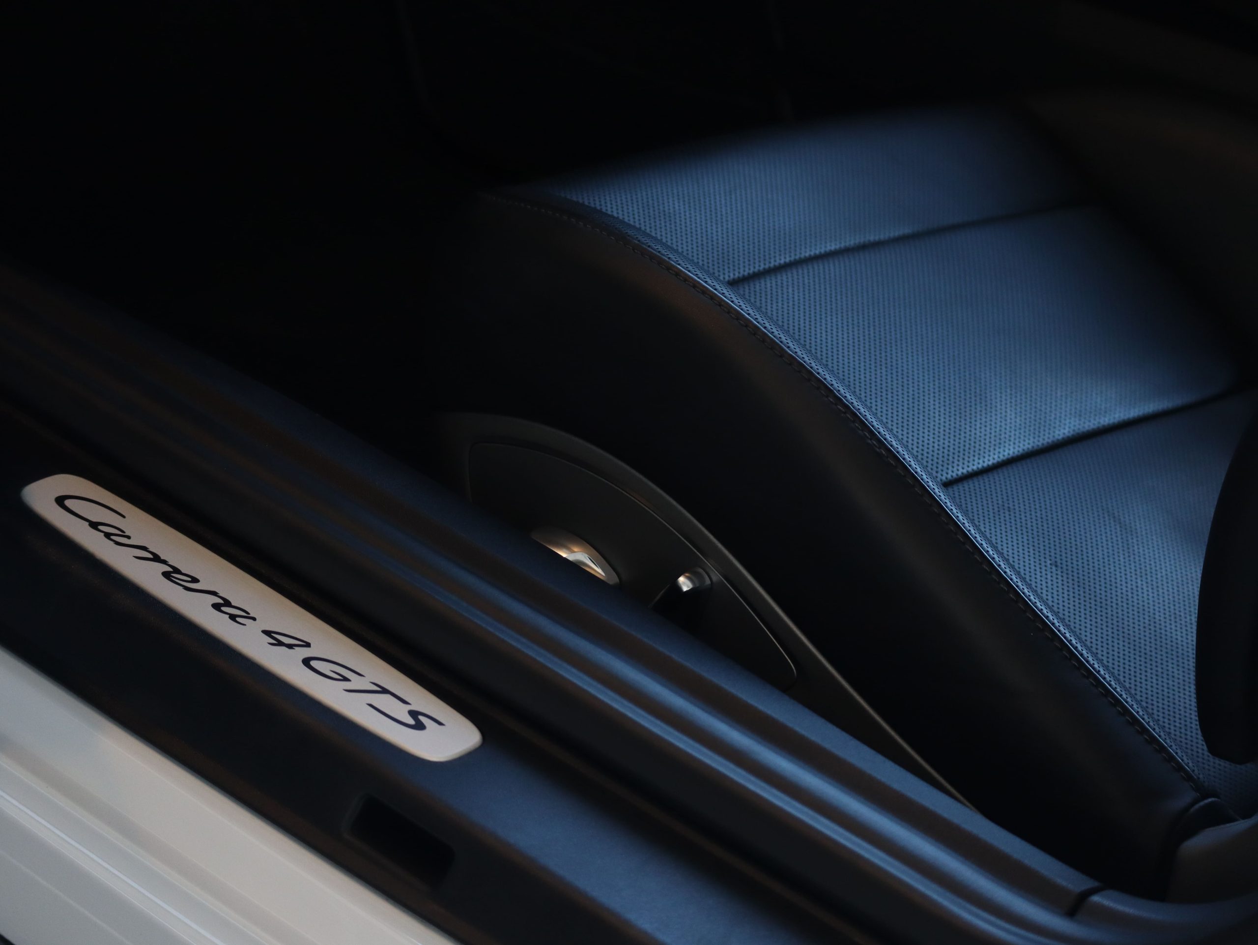 ポルシェ911カレラ4GTS（Type991.1）PDK<br>レザーパッケージ<br>ブラッシュアルミニウムインテリア<br>シートベンチレーション<br>スポーツクロノ＆エグゾースト<br>電動可倒式ドアミラー