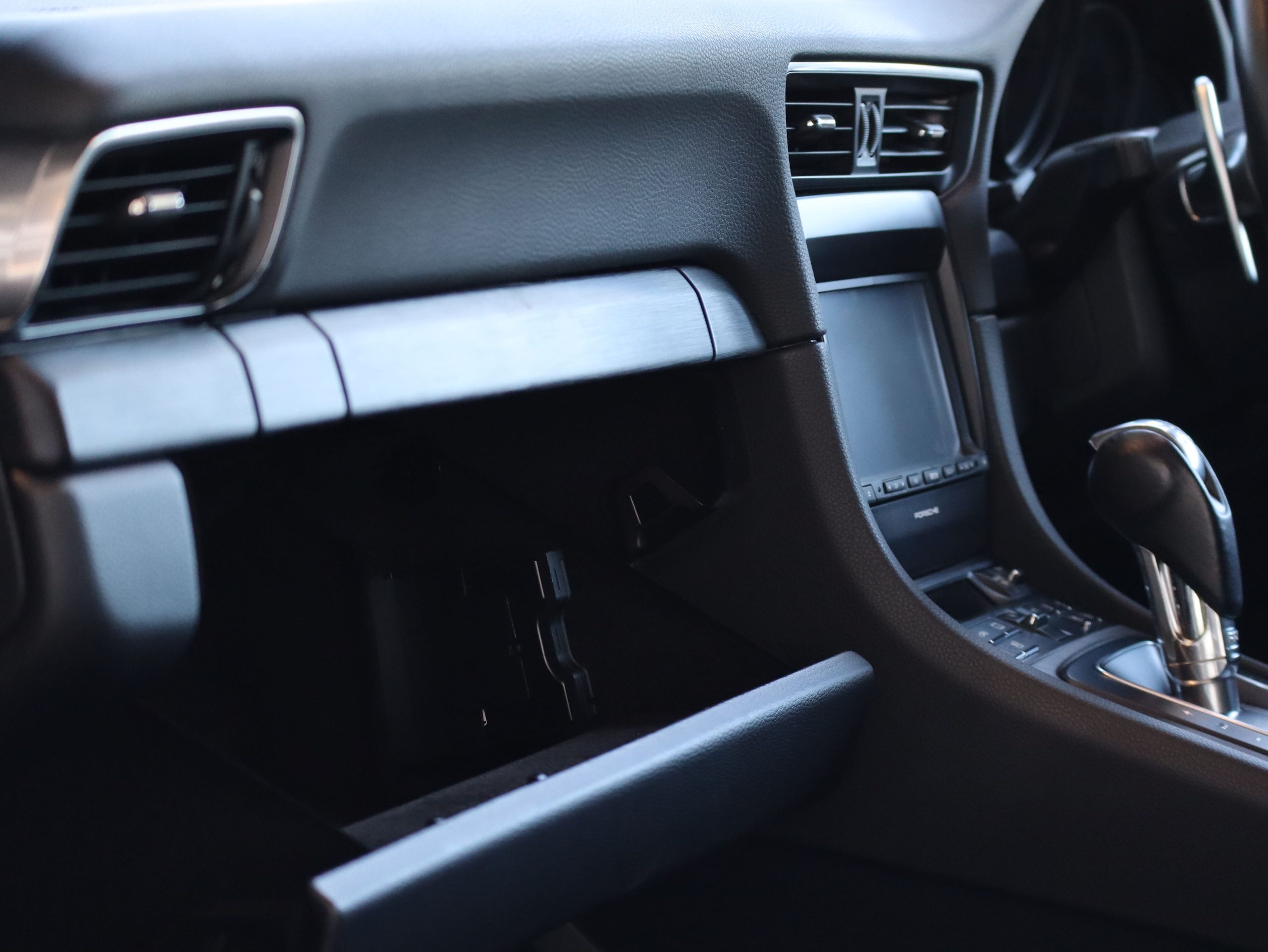 ポルシェ911カレラ4GTS（Type991.1）PDK<br>レザーパッケージ<br>ブラッシュアルミニウムインテリア<br>シートベンチレーション<br>スポーツクロノ＆エグゾースト<br>電動可倒式ドアミラー