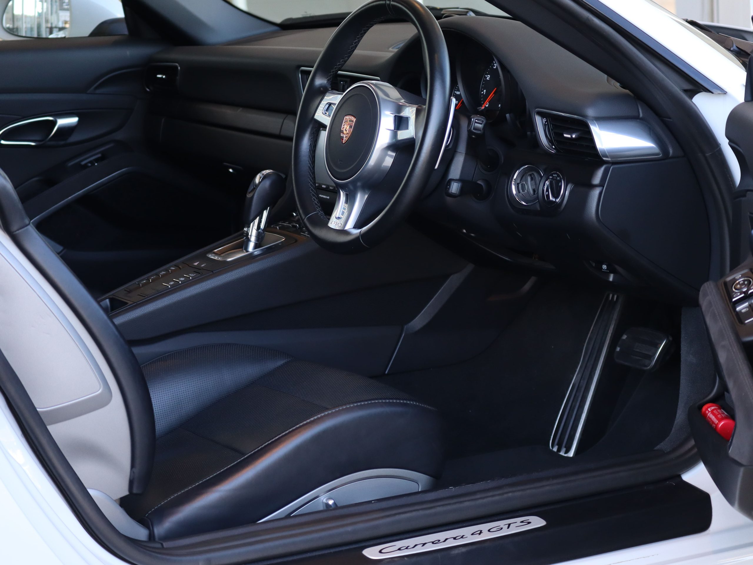 ポルシェ911カレラ4GTS（Type991.1）PDK<br>レザーパッケージ<br>ブラッシュアルミニウムインテリア<br>シートベンチレーション<br>スポーツクロノ＆エグゾースト<br>電動可倒式ドアミラー