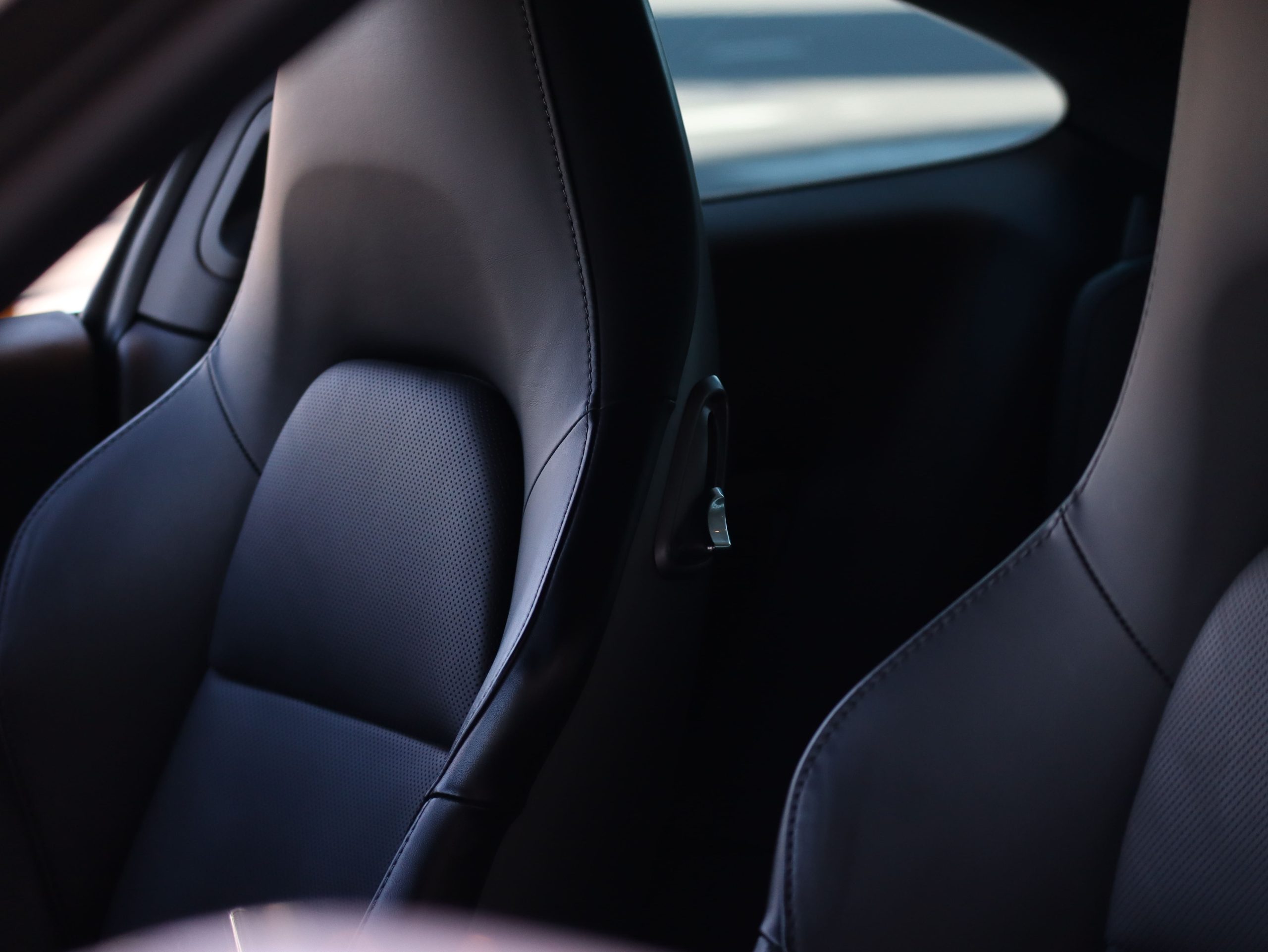 ポルシェ911カレラ4GTS（Type991.1）PDK<br>レザーパッケージ<br>ブラッシュアルミニウムインテリア<br>シートベンチレーション<br>スポーツクロノ＆エグゾースト<br>電動可倒式ドアミラー