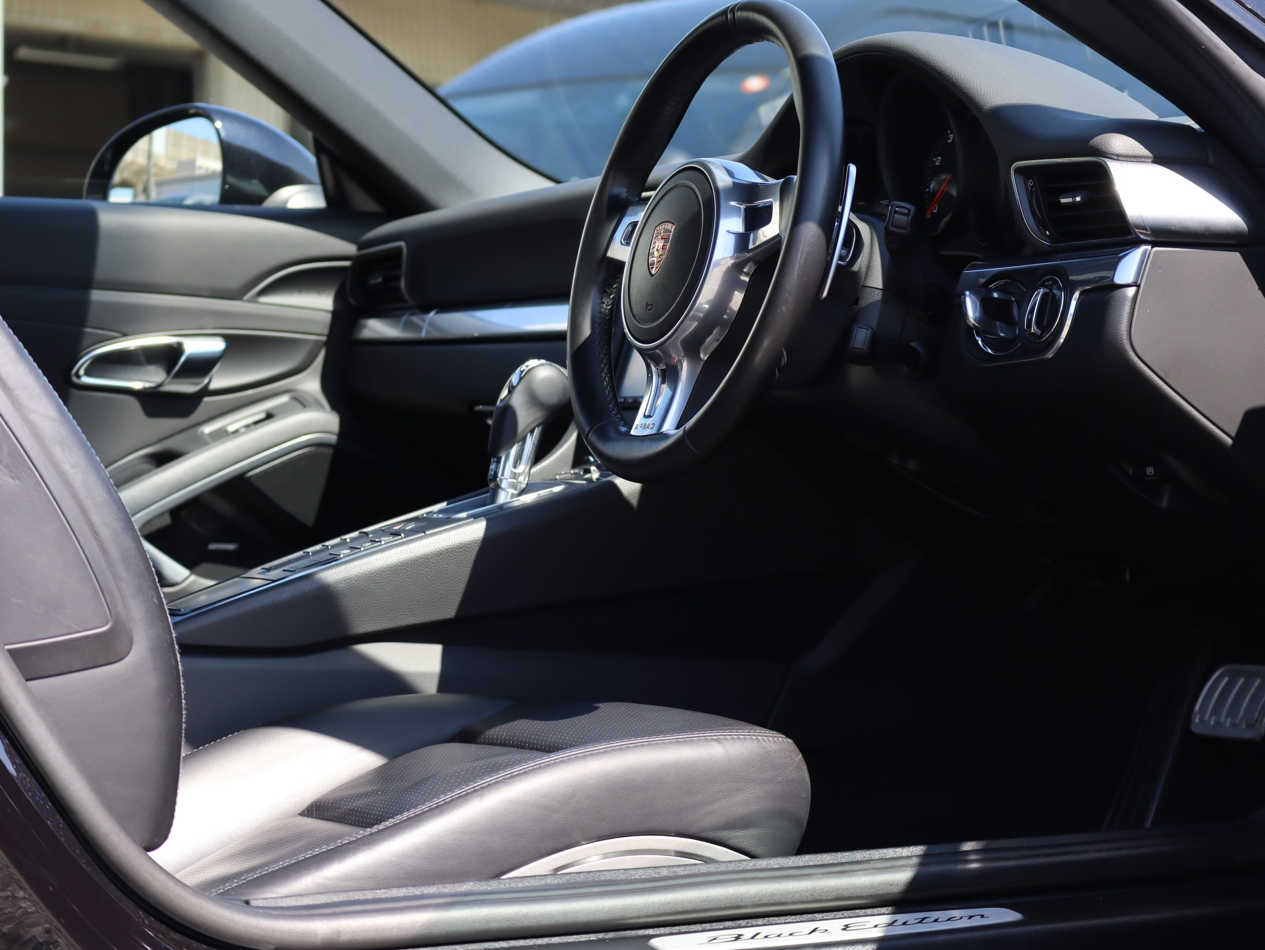 ポルシェ911カレラ ブラックエディション（Type991.1）PDK<br>スポーツエグゾーストシステム<br>スポーツクロノパッケージ<br>エントリー＆ドライブシステム<br>スポーツデザインフロントエプロン