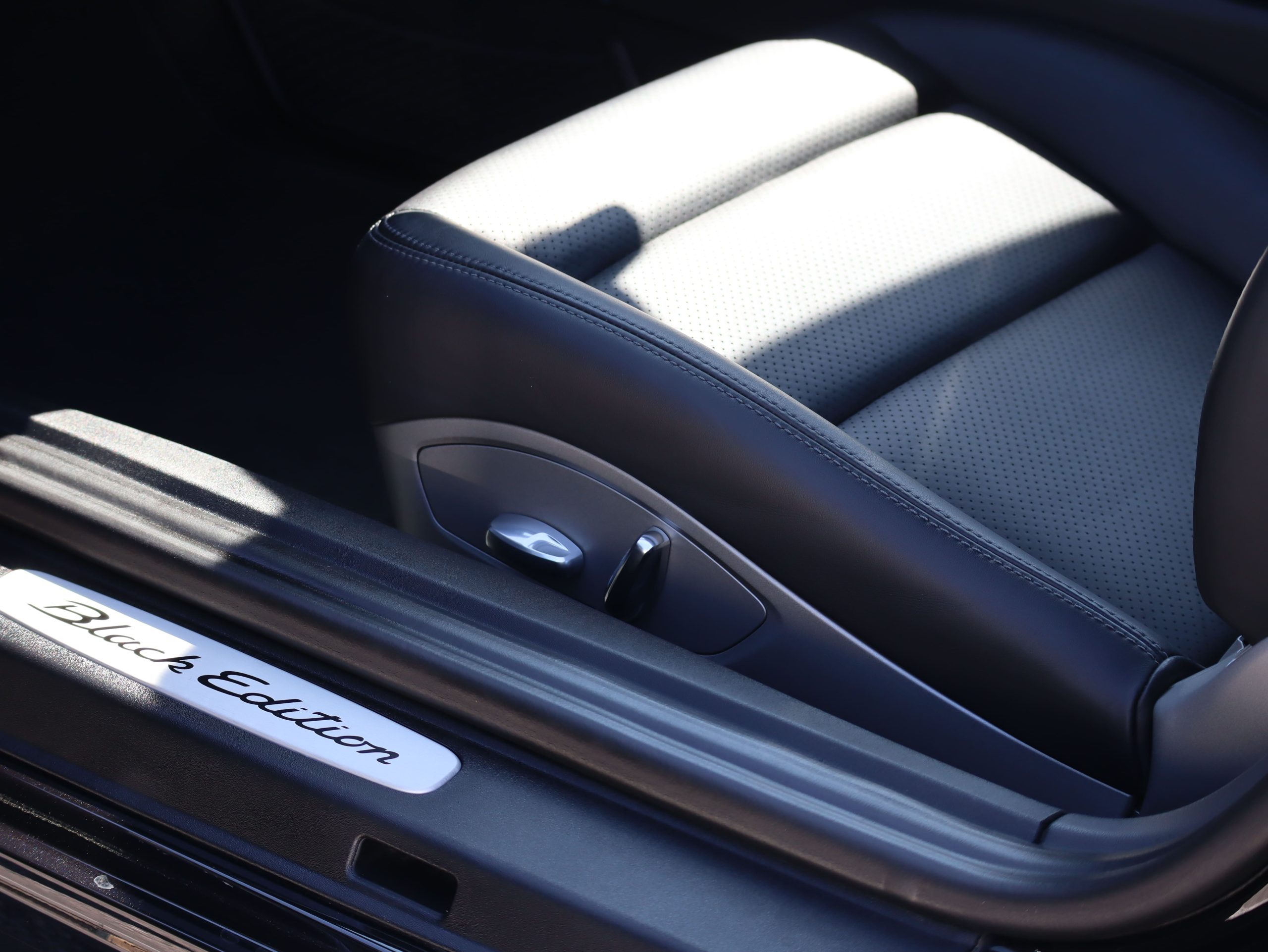 ポルシェ911カレラ ブラックエディション（Type991.1）PDK<br>スポーツエグゾーストシステム<br>スポーツクロノパッケージ<br>エントリー＆ドライブシステム<br>スポーツデザインフロントエプロン