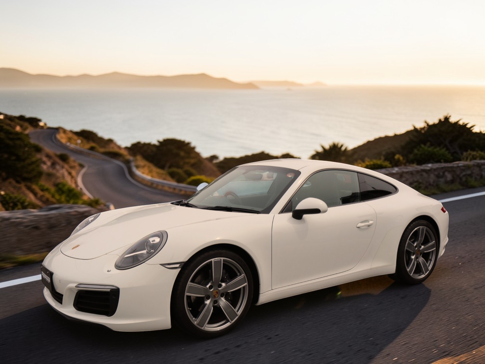 ポルシェ911カレラ（Type991.2）PDK<br>スポーツクロノパッケージ<br>スポーツエグゾーストシステム<br>GTスポーツステアリング<br>PDLS含むバイキセノンヘッドライト<br>カレラスポーツホイール