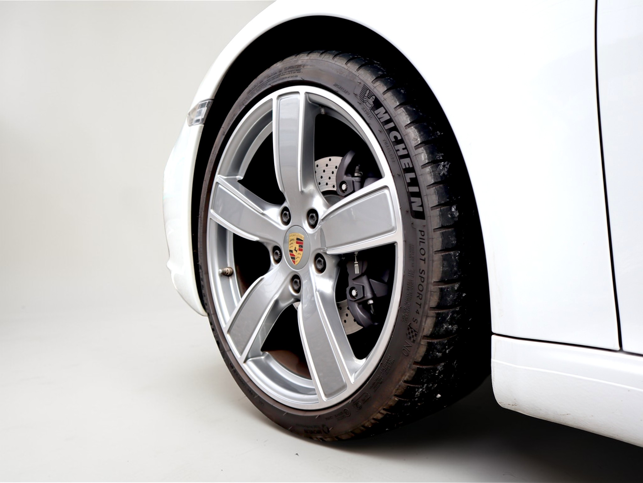 ポルシェ911カレラ（Type991.2）PDK<br>スポーツクロノパッケージ<br>スポーツエグゾーストシステム<br>GTスポーツステアリング<br>PDLS含むバイキセノンヘッドライト<br>カレラスポーツホイール