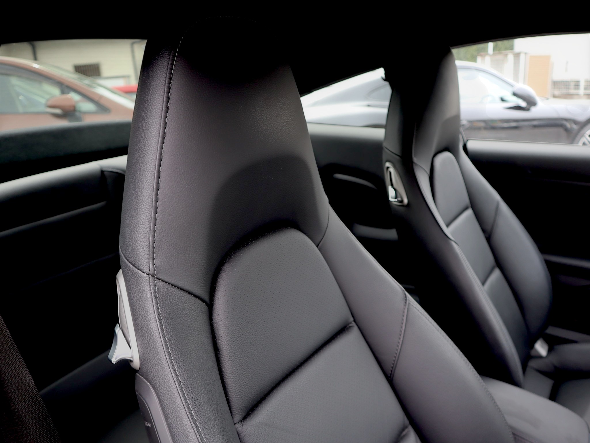 ポルシェ911カレラ（Type991.2）PDK<br>スポーツクロノパッケージ<br>スポーツエグゾーストシステム<br>GTスポーツステアリング<br>PDLS含むバイキセノンヘッドライト<br>カレラスポーツホイール