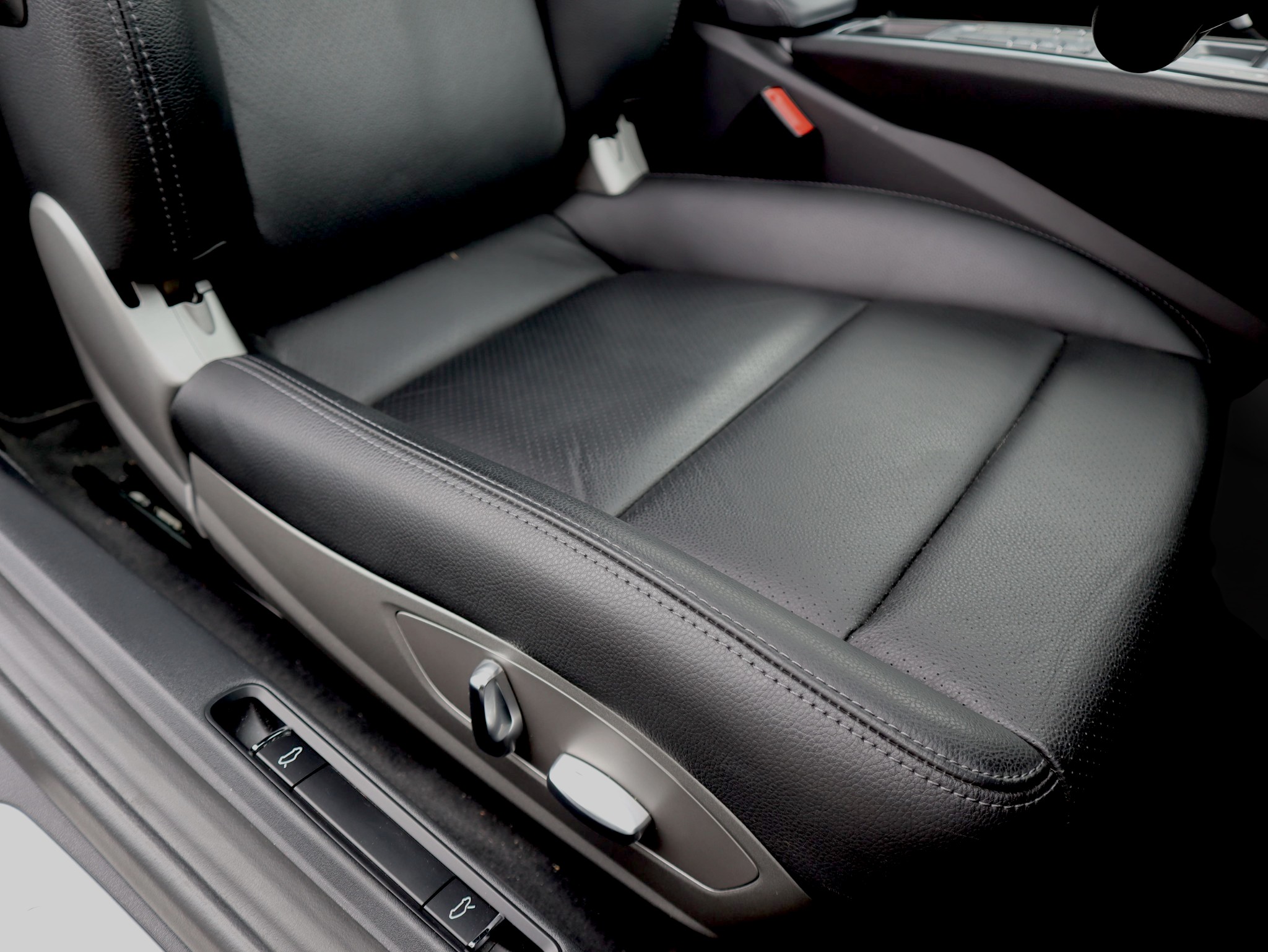 ポルシェ911カレラ（Type991.2）PDK<br>スポーツクロノパッケージ<br>スポーツエグゾーストシステム<br>GTスポーツステアリング<br>PDLS含むバイキセノンヘッドライト<br>カレラスポーツホイール